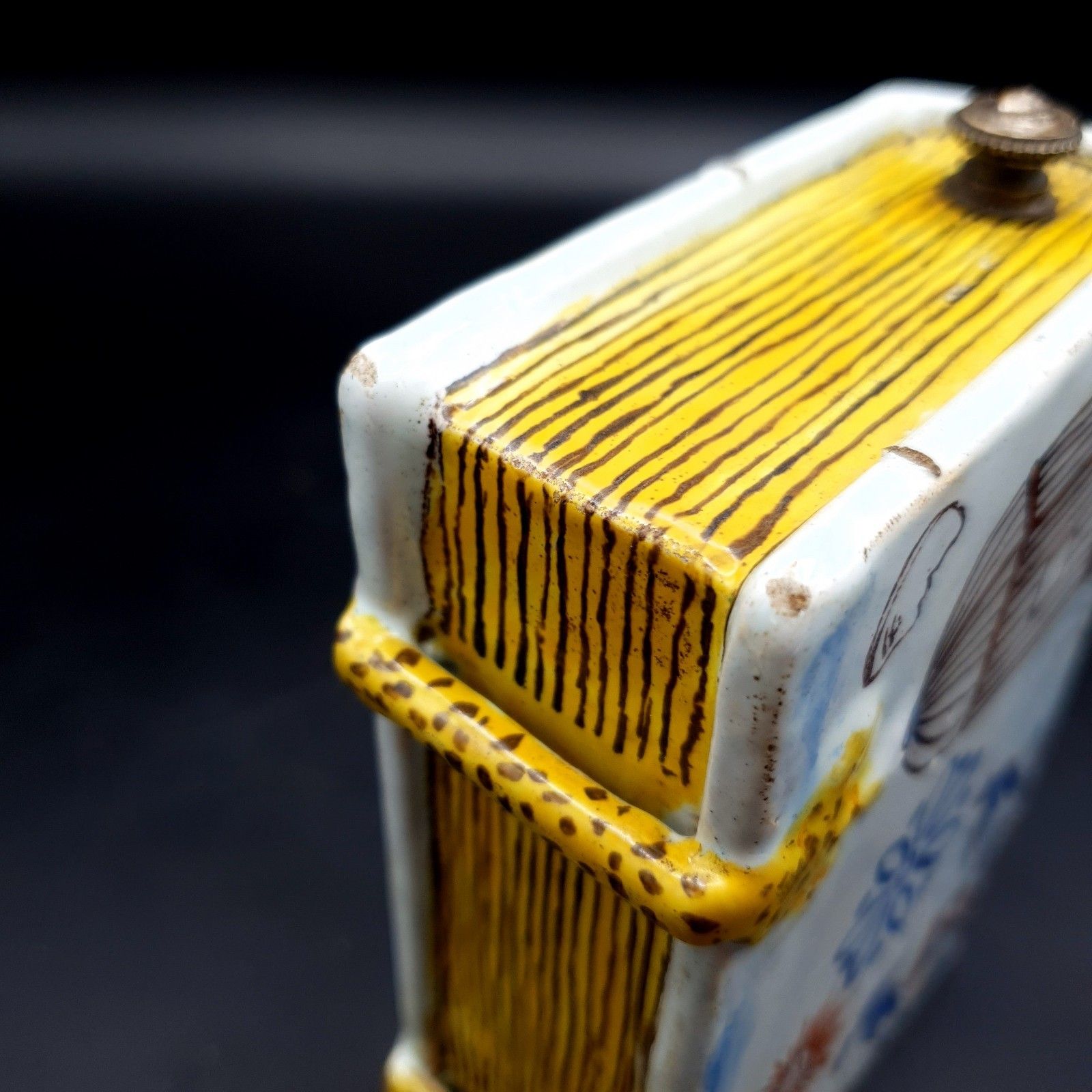 photo vintage Antiek Frans faience boekvormige handwarmer (Secouette) toegeschreven aan Nevers