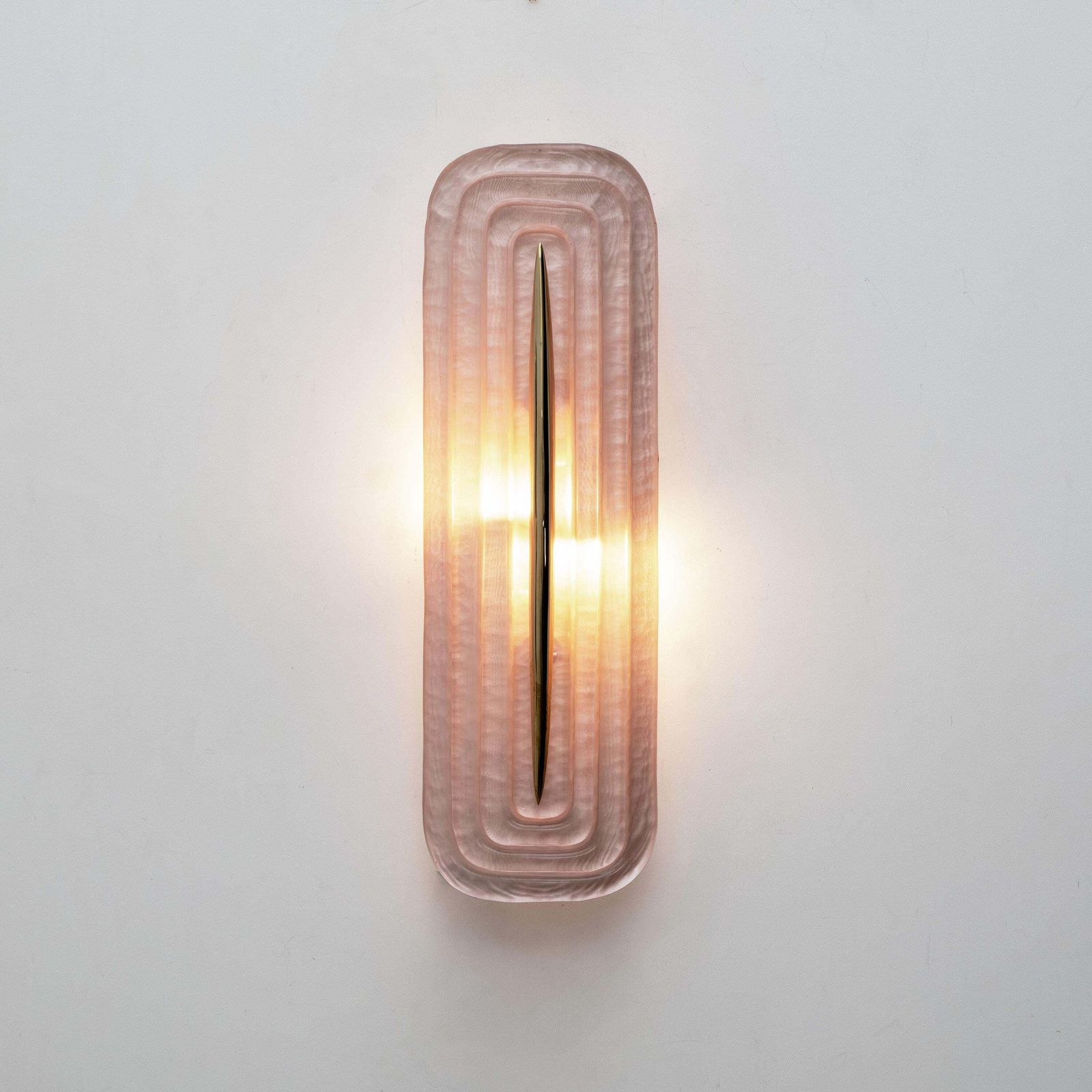 Paar moderne Murano-glas wandlampen in roze en messing, Italië photo Verlichting