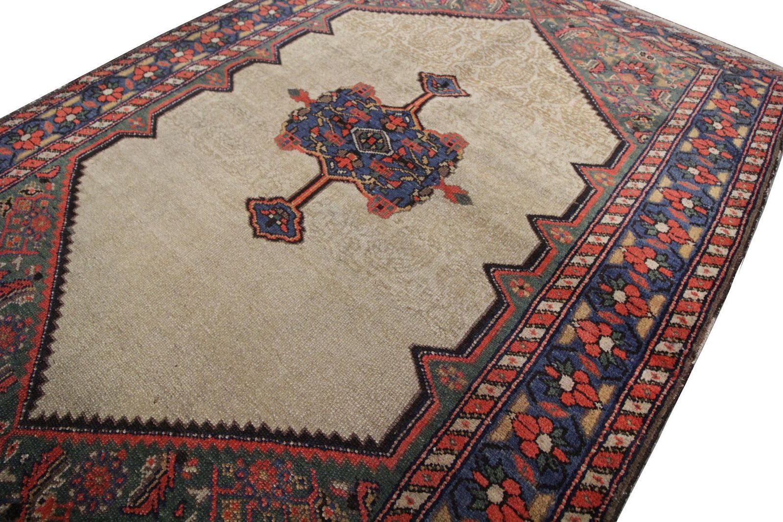 Tapis d'époque caucasien fait main, laine beige, motifs orientaux pour salon photo for sale
