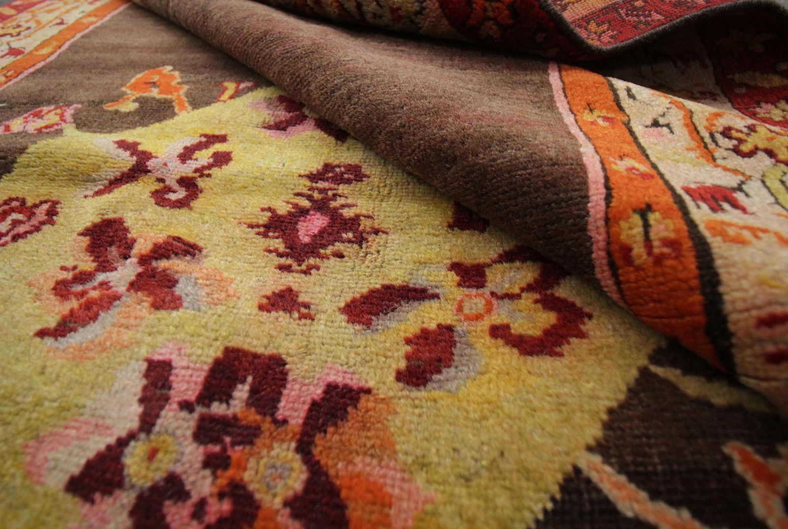 photo furniture Tapis d'époque, tapis oriental fait main à médaillon central, salon