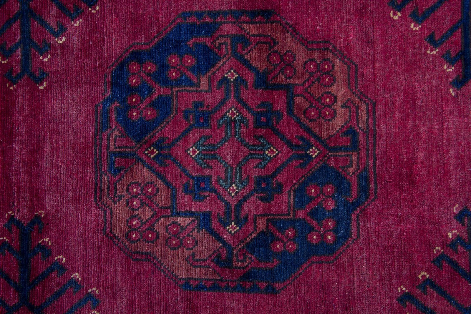 Traditioneel loperkleed, handgeweven oosters wollen kleed in rood photo for sale