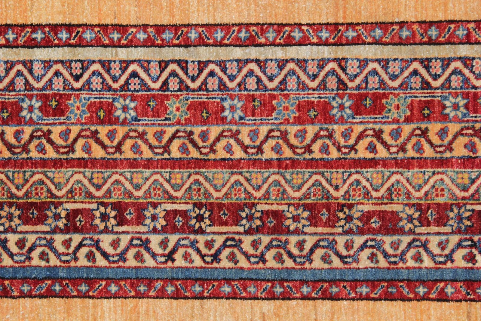 Handgemaakte loper Traditioneel Kazak tapijt Gele gestreepte loper photo Textiel