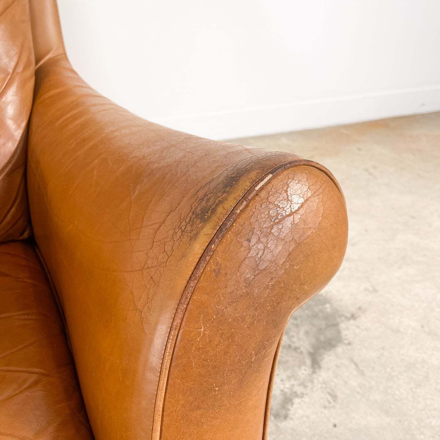 689.0 Set Of 2 Vintage Cognac Leather Armchairs photo