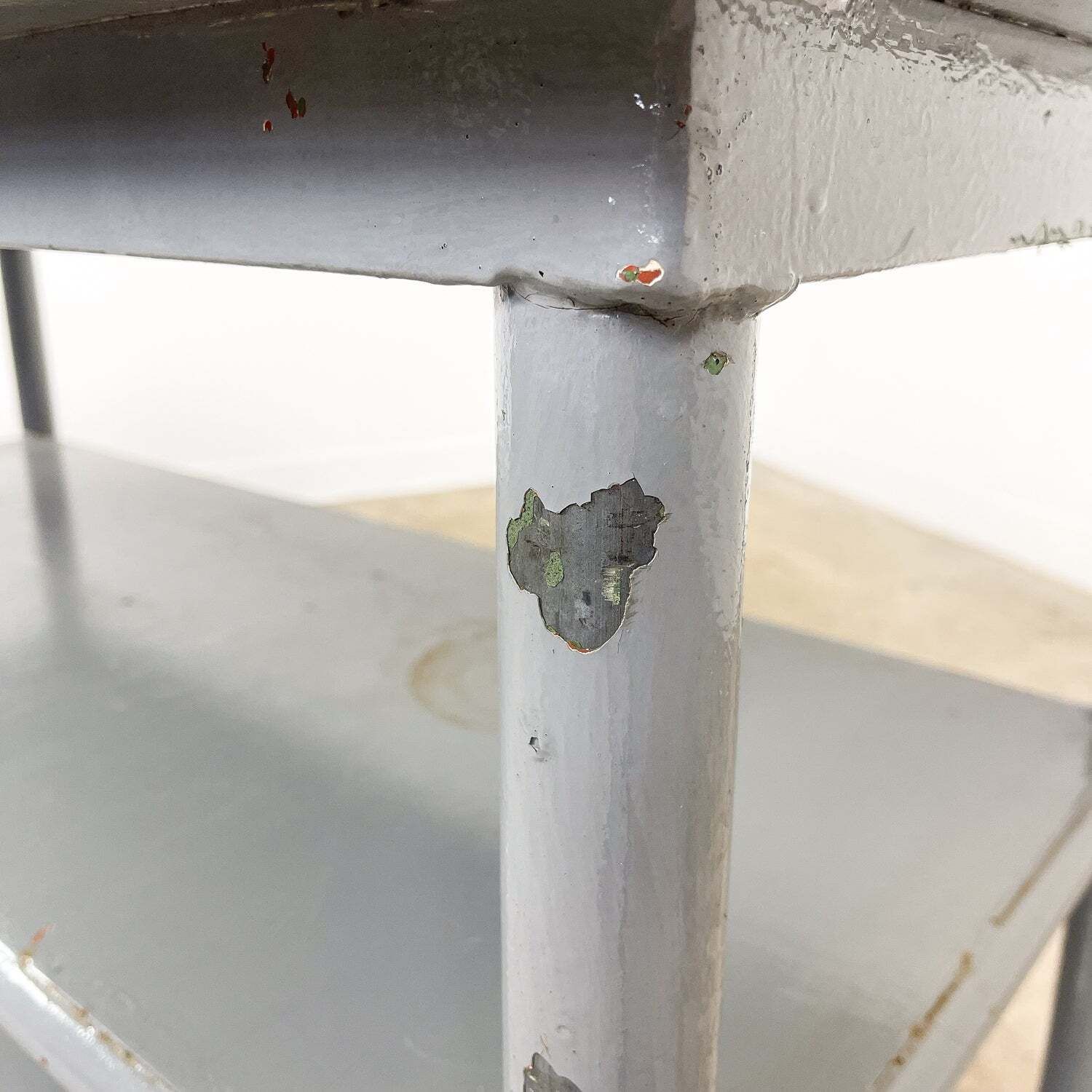 Industriële metalen werktafel met drie niveaus photo vintage