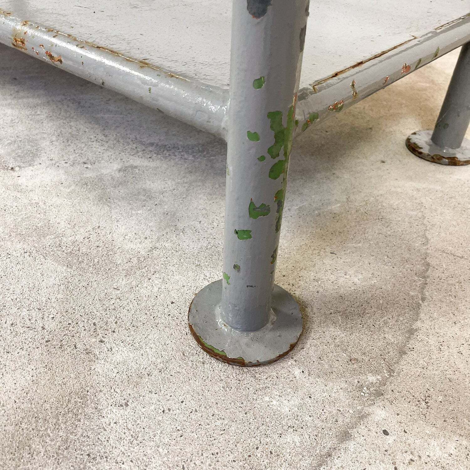 photo for sale Industriële metalen werktafel met drie niveaus