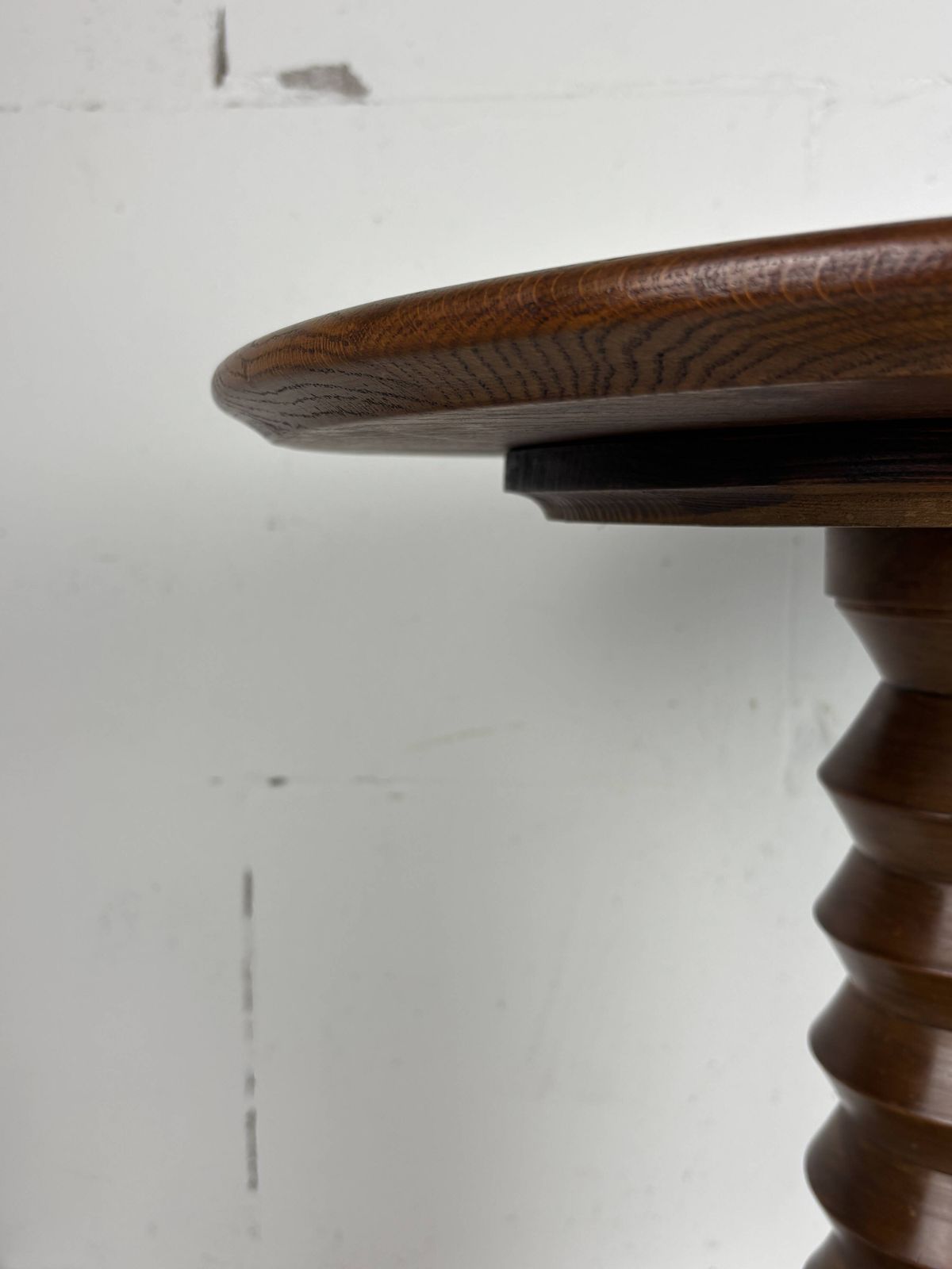 1054.0 Table d'appoint mid-century brutaliste en bois tourné, dans le style de Charles Dudouyt photo
