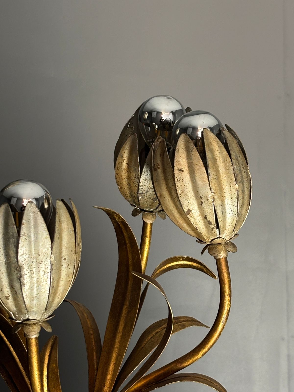 Lampe de table florentine mid-century Hollywood Regency en métal doré, fleurs, années 1960. photo vinterior