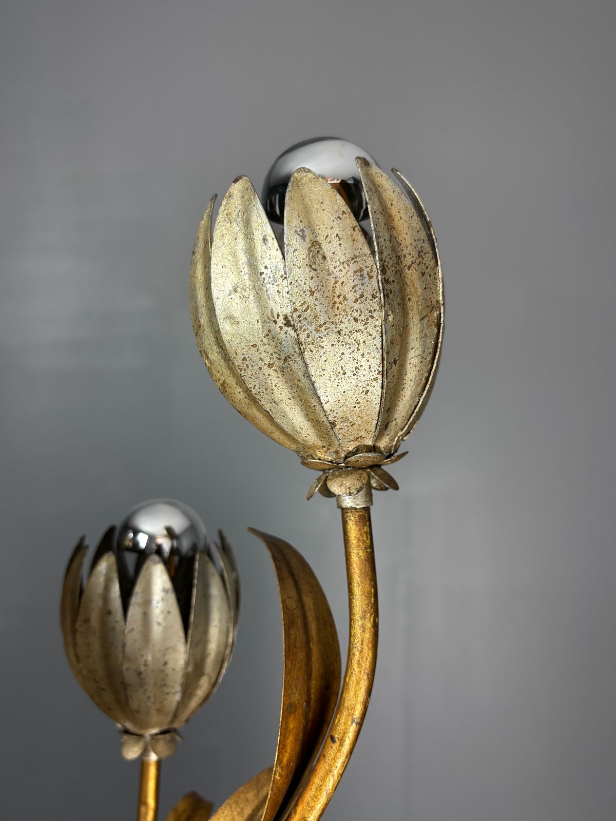 photo vinterior Lampe de table florentine mid-century Hollywood Regency en métal doré, fleurs, années 1960.