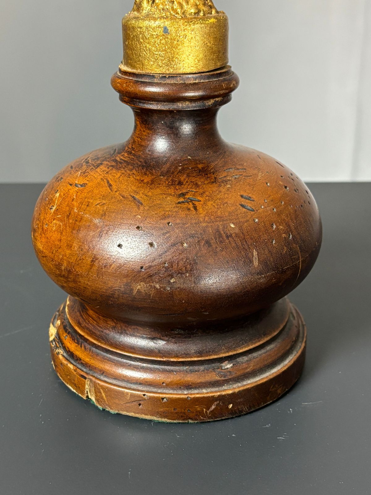 photo vintage Lampe de table florentine mid-century Hollywood Regency en métal doré, fleurs, années 1960.