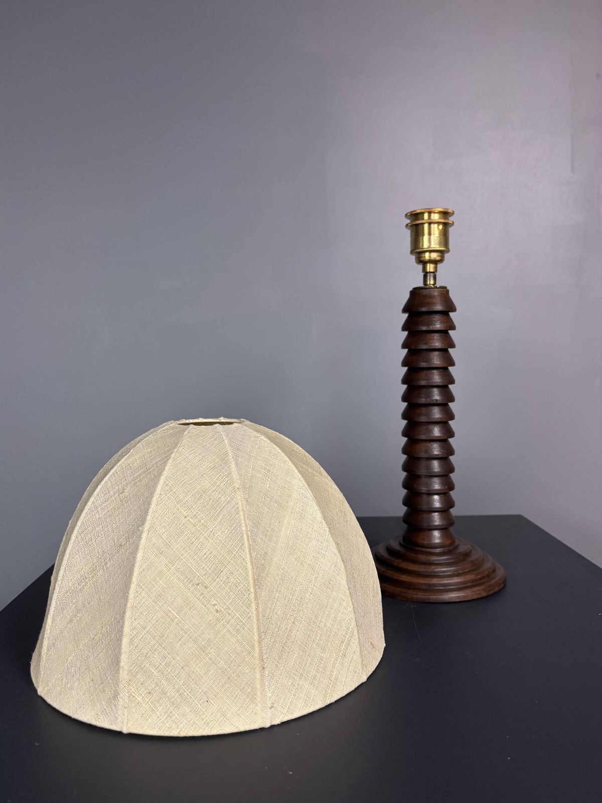 Lampe de table mid-century brutalist en bois tourné, dans le style de Charles Dudouyt, années 1950 photo buy