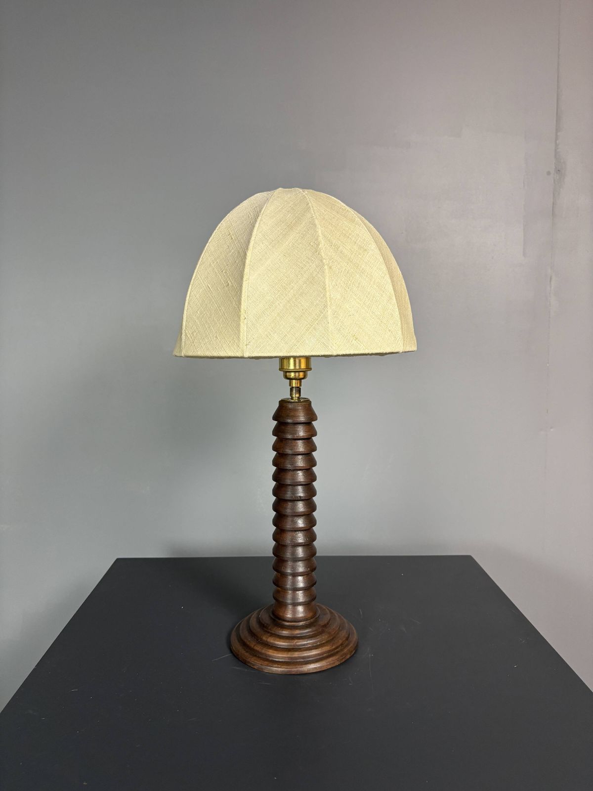 Lampe de table mid-century brutalist en bois tourné, dans le style de Charles Dudouyt, années 1950 photo vintage