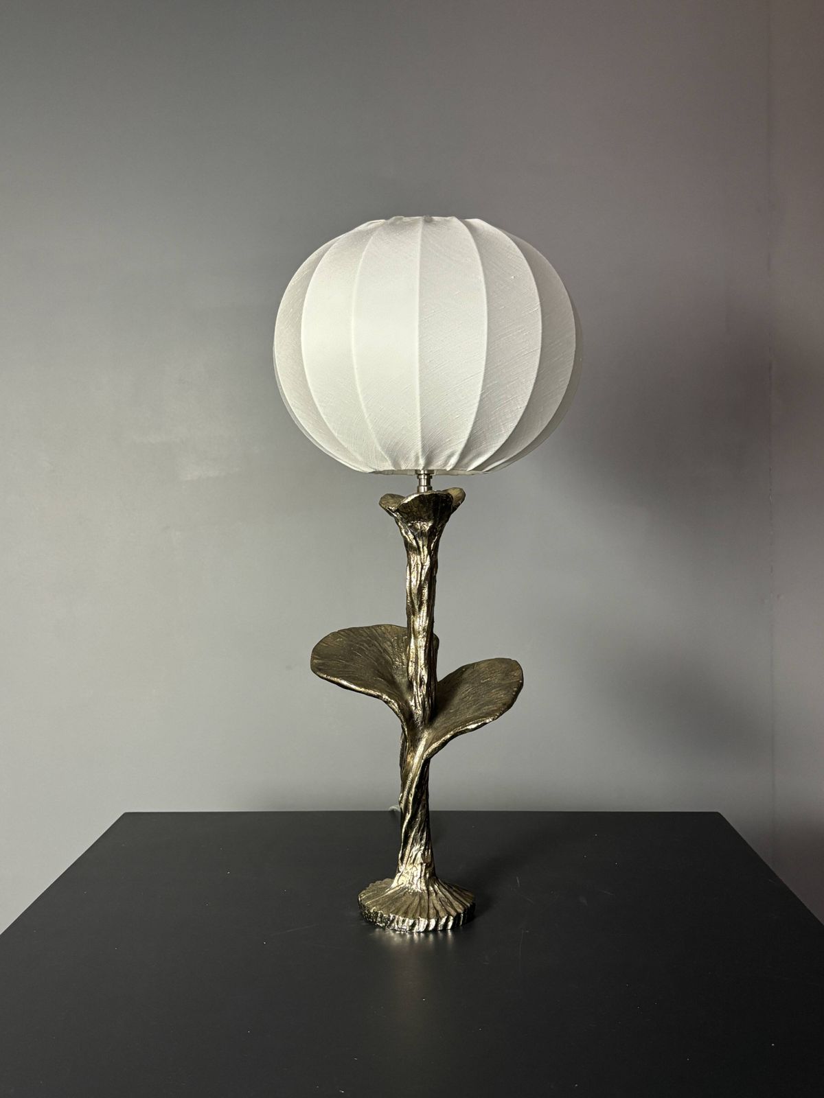 photo for sale Lampe de table en laiton massif argenté avec abat-jour en tissu cocon, sur mesure, années 1970