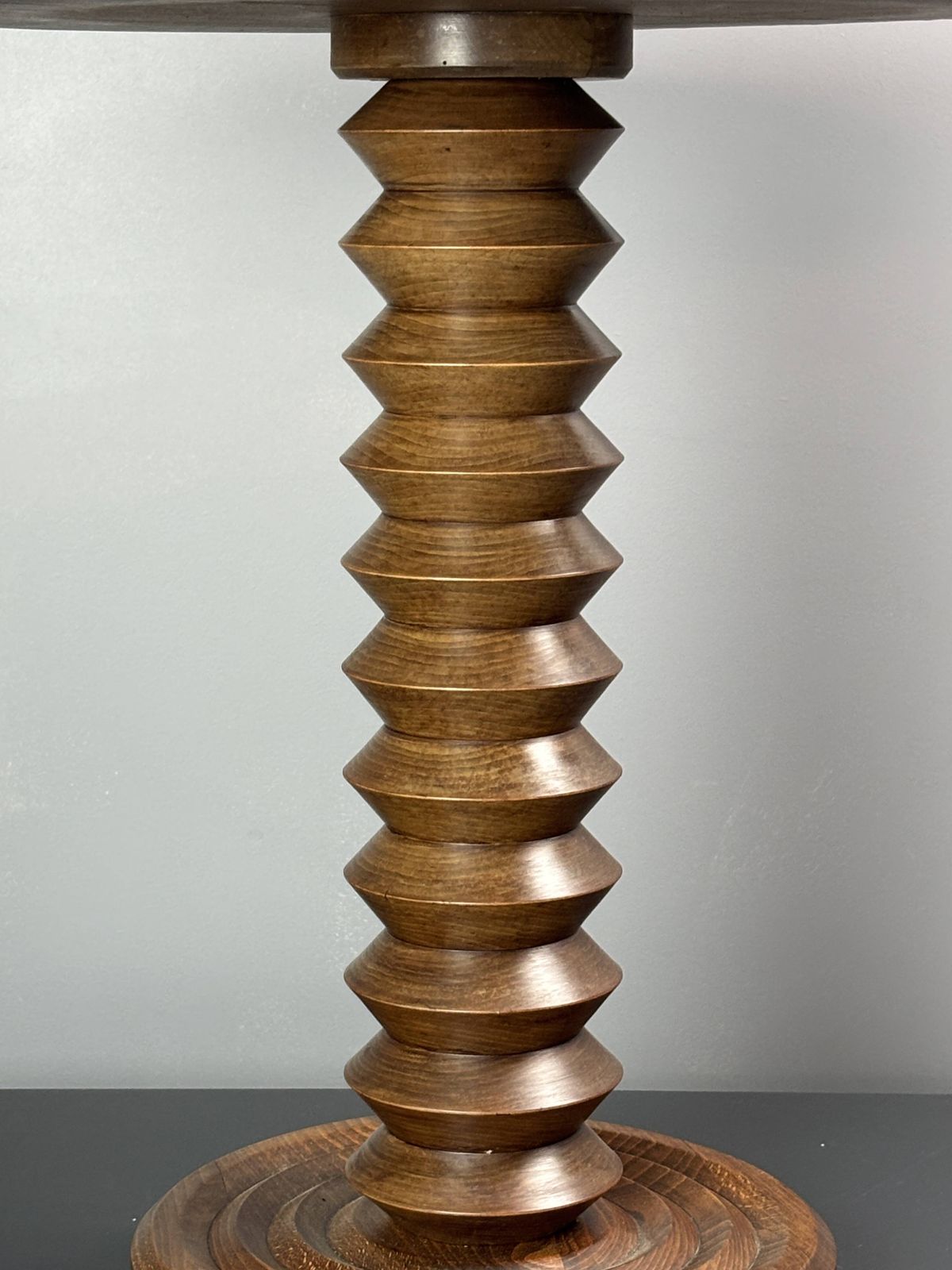 Table d'appoint mid-century brutaliste en bois à pieds tournés, dans le style de Charles Dudouyt photo vinterior