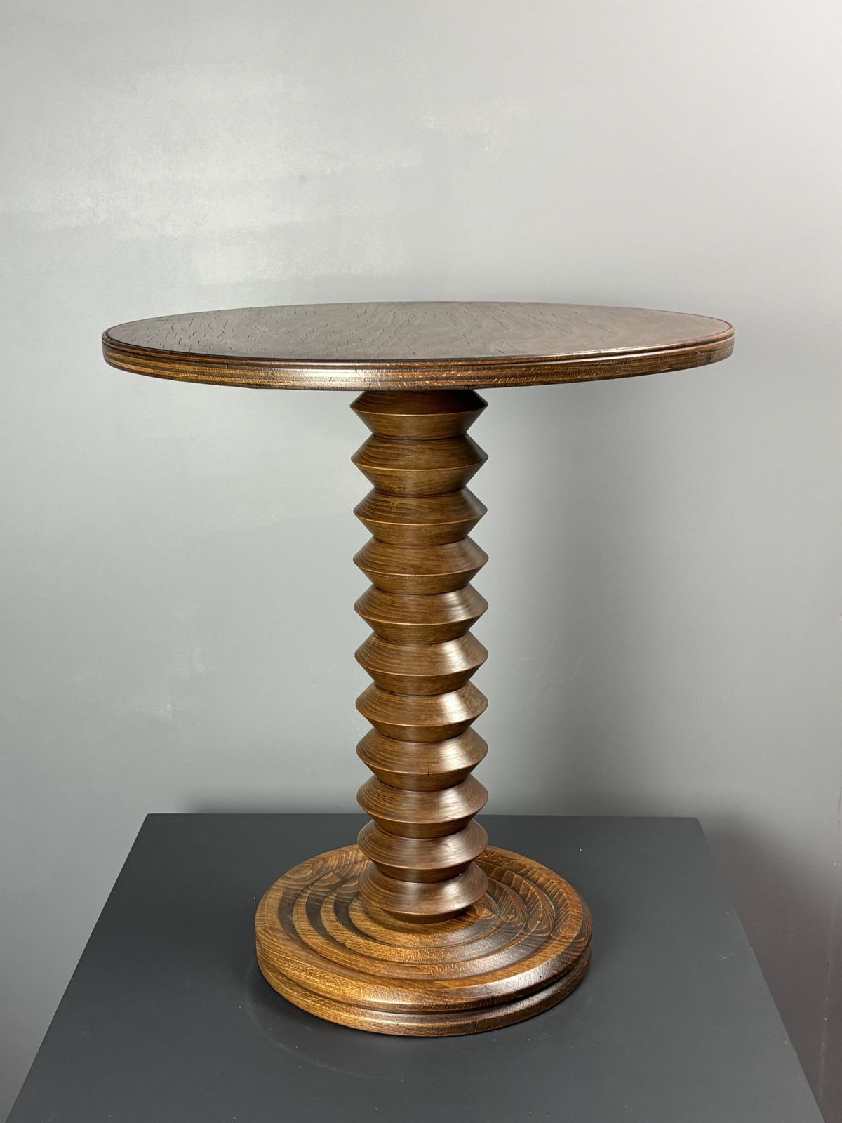 photo furniture Table d'appoint mid-century brutaliste en bois à pieds tournés, dans le style de Charles Dudouyt