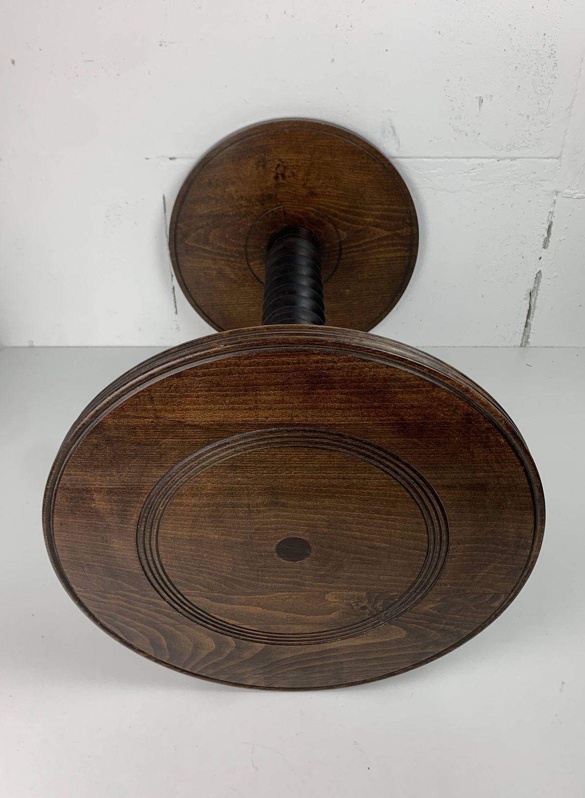 photo vinterior Table d'appoint mid-century brutaliste en bois à pieds tournés, dans le style de Charles Dudouyt