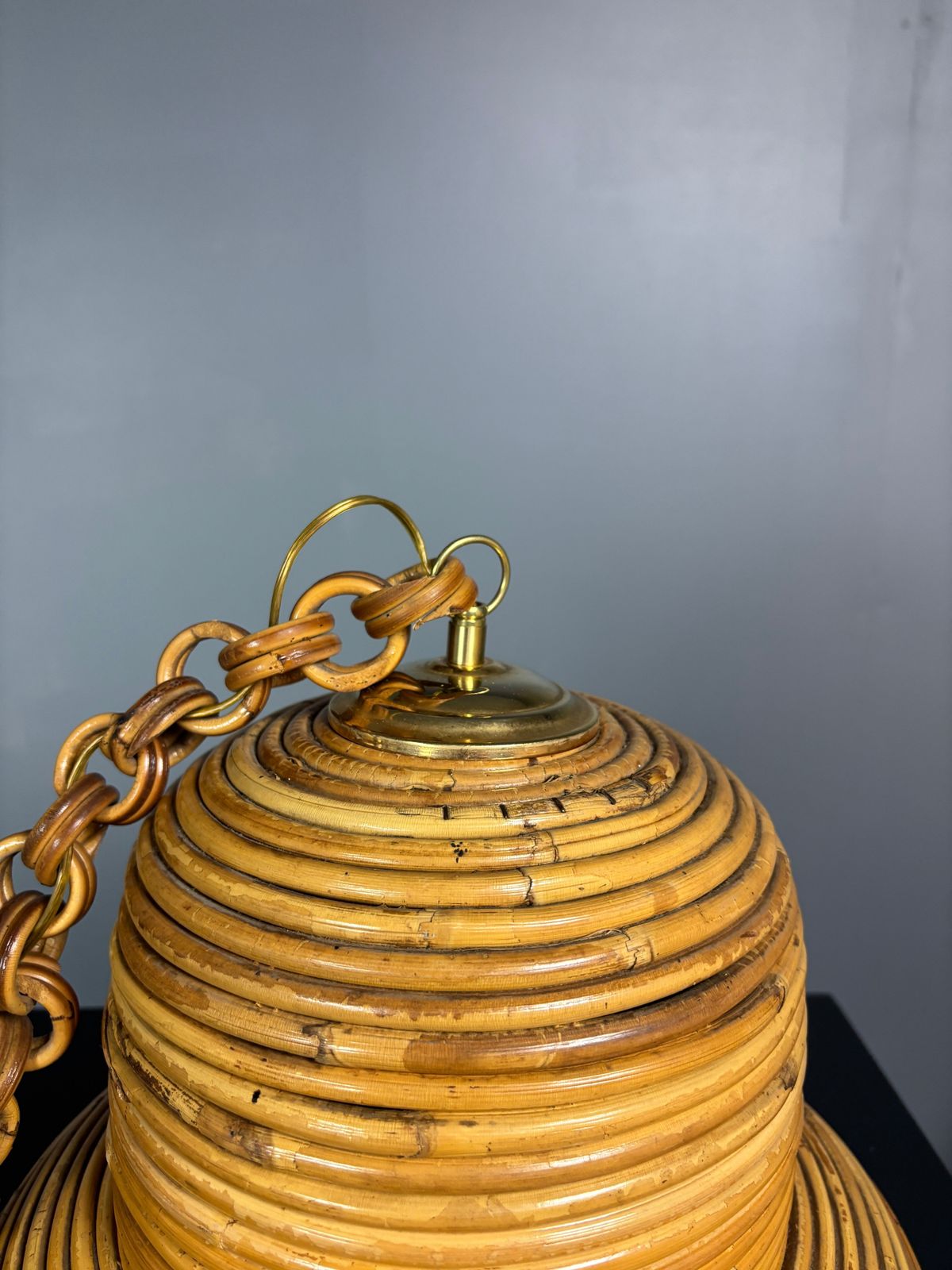 Suspension mid-century italienne en rotin et laiton photo vinterior