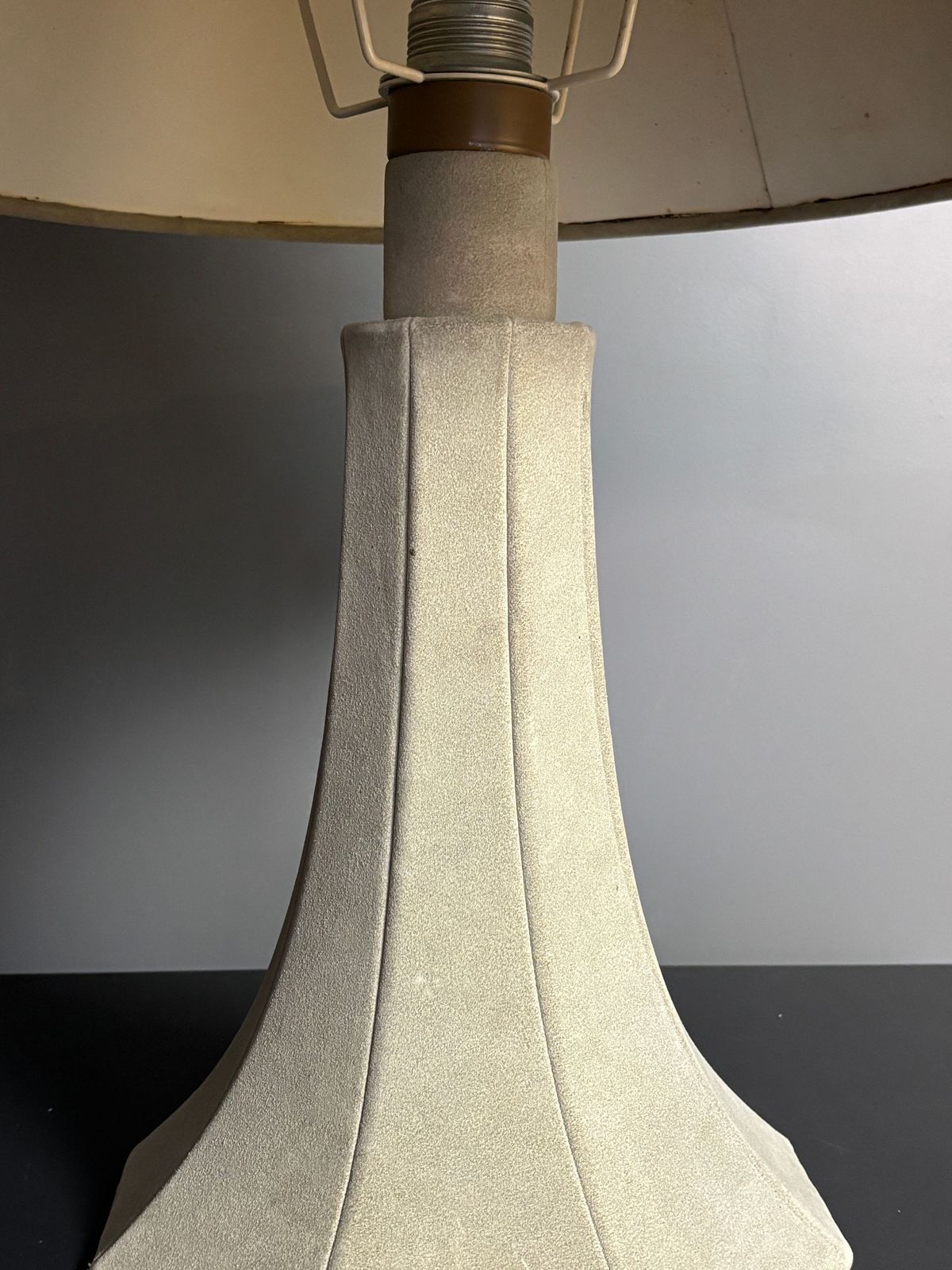 photo for sale Grande lampe de table mid-century en cuir suédé, couleur champignon, années 1960-1970