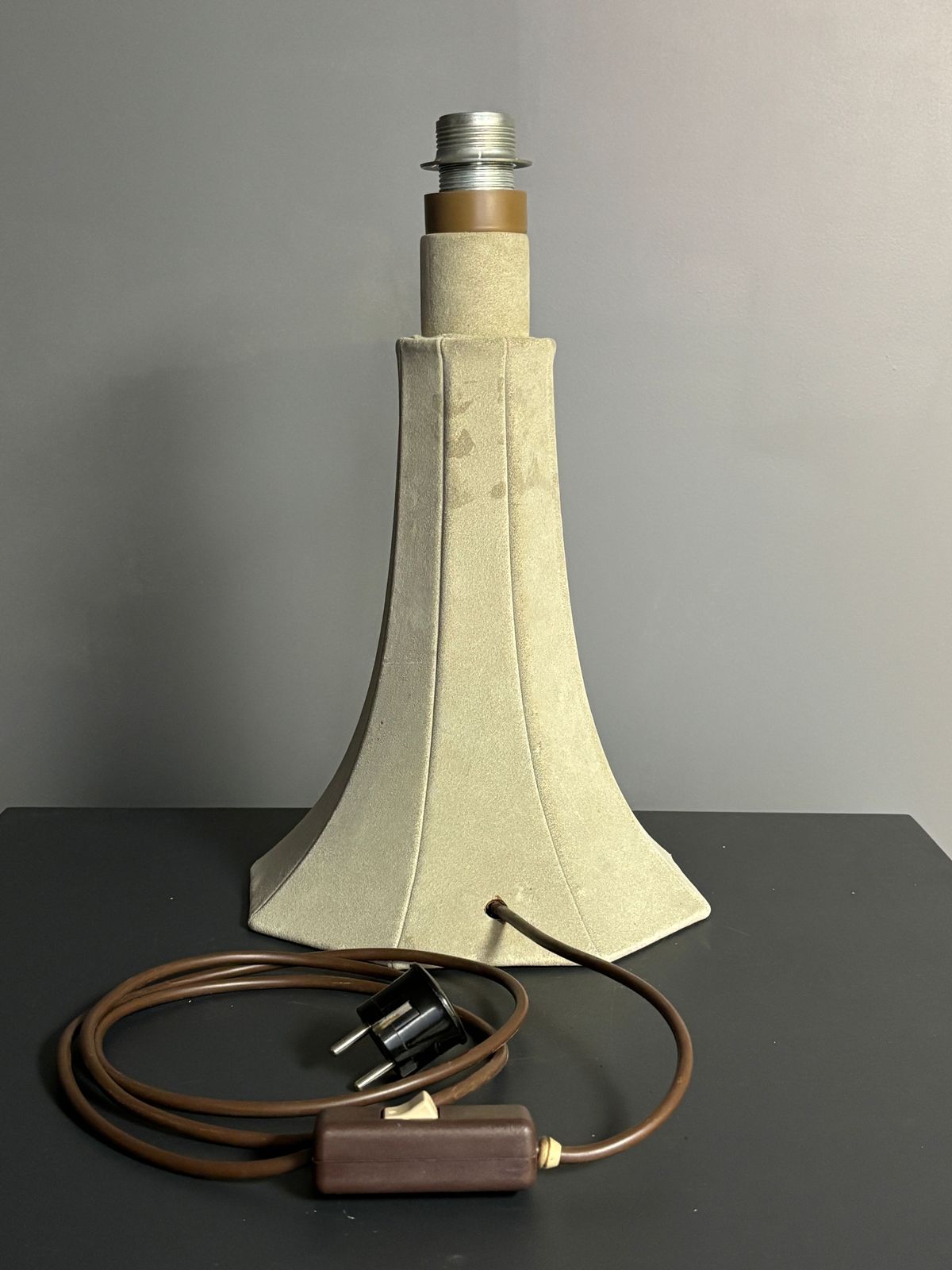 Luminaires Grande lampe de table mid-century en cuir suédé, couleur champignon, années 1960-1970 photo