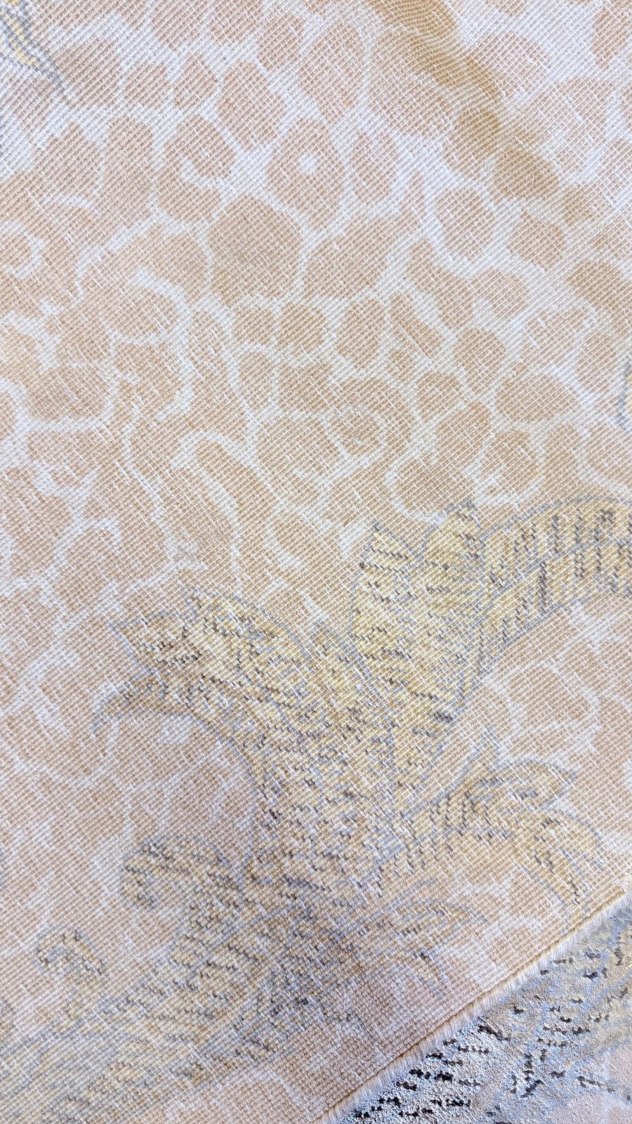 Modern tapijt, handgeweven zijden vloerkleed, beige bruin, abstract bloemmotief in ivoor photo Textiel