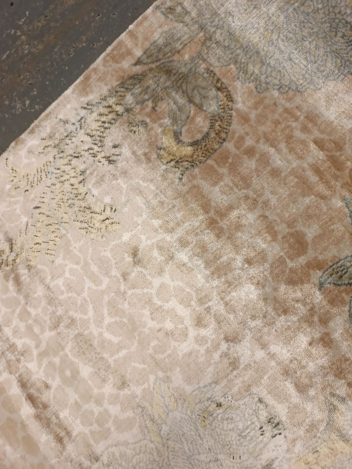 photo buy Modern tapijt, handgeweven zijden vloerkleed, beige bruin, abstract bloemmotief in ivoor