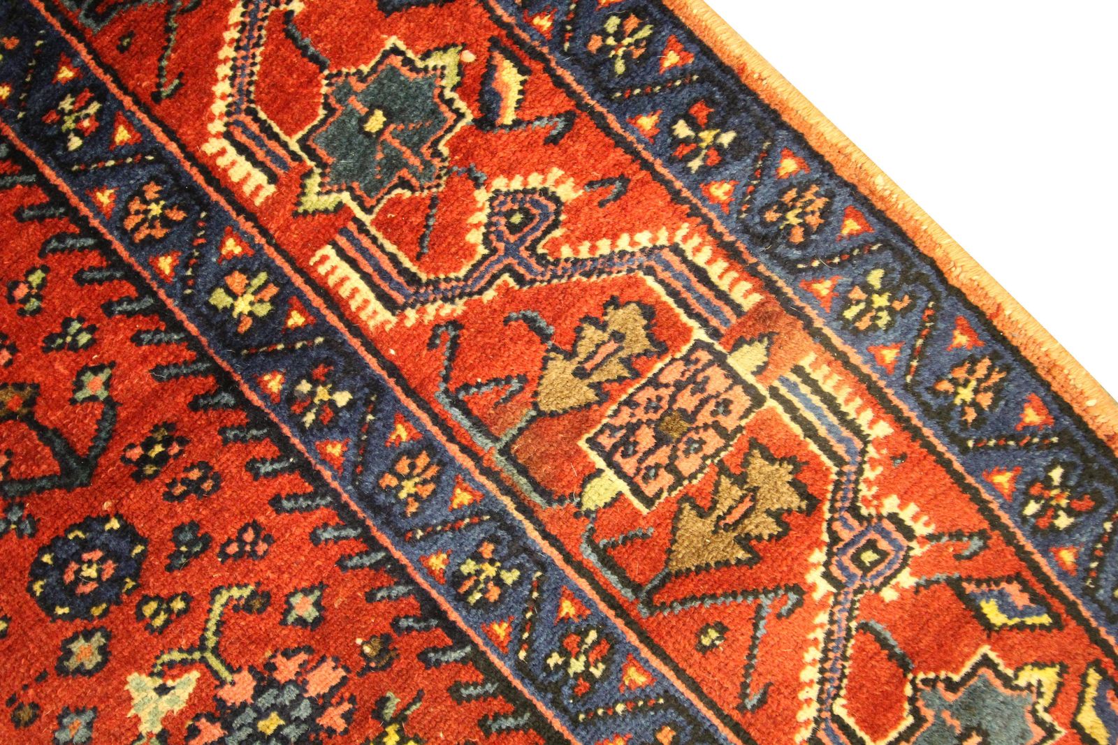 Traditioneel Oosters tapijt, roestkleurig antiek vloerkleed, handgeweven wollen tapijt photo vintage
