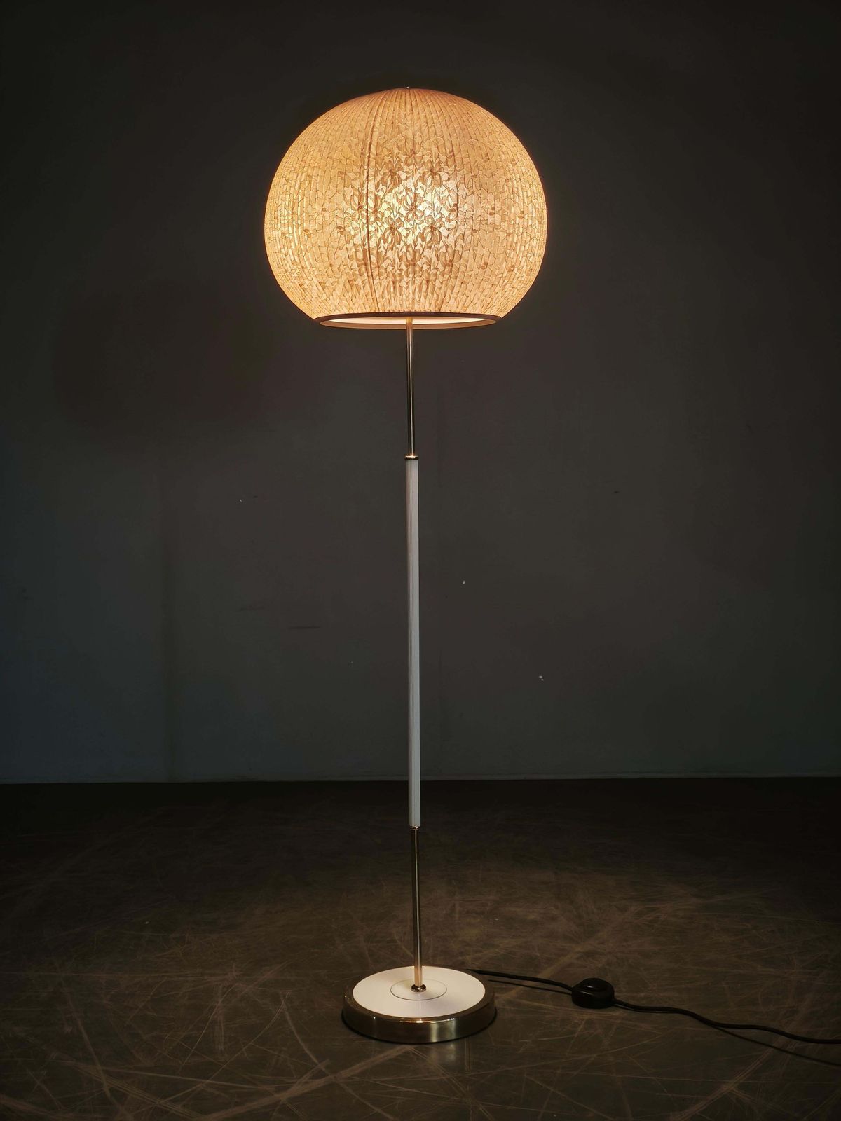 Duitse Mid-Century vloerlamp met bolkap, jaren 1960 photo for sale