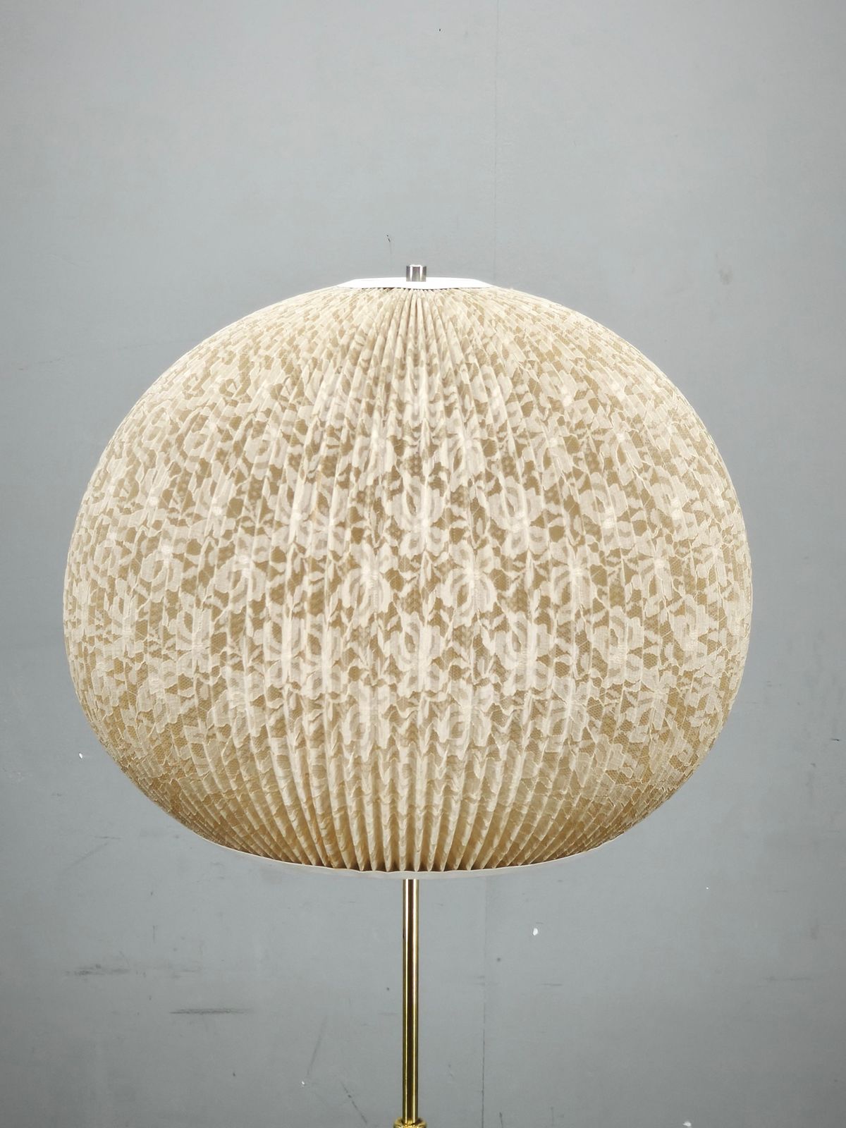 Verlichting Duitse Mid-Century vloerlamp met bolkap, jaren 1960 photo