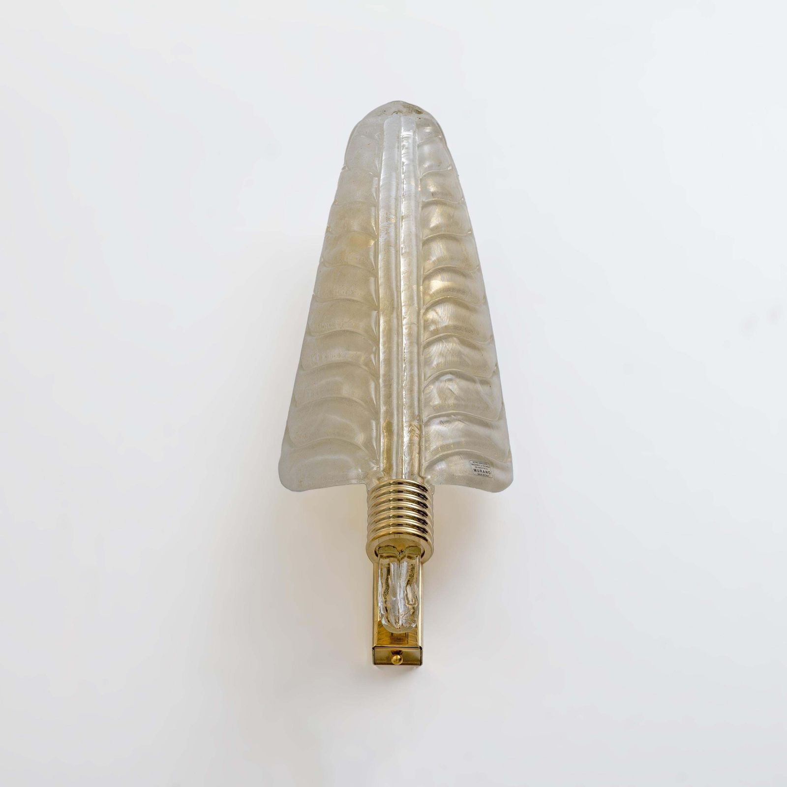 photo furniture Paar Murano glazen bladwandlampen met goudpoeder en messing, Italië