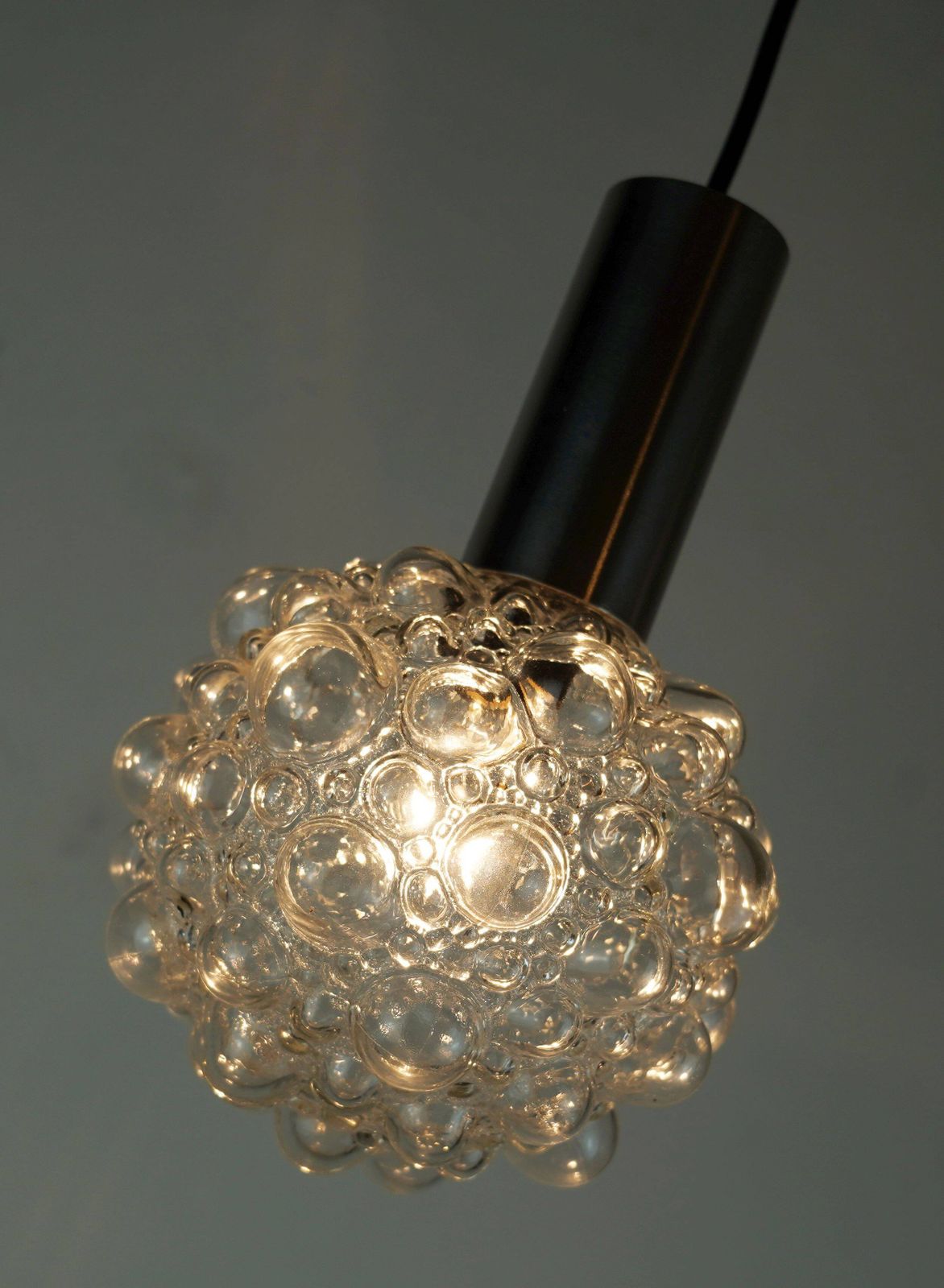photo furniture Petite suspension mid-century à bulle en verre transparent   2 disponibles