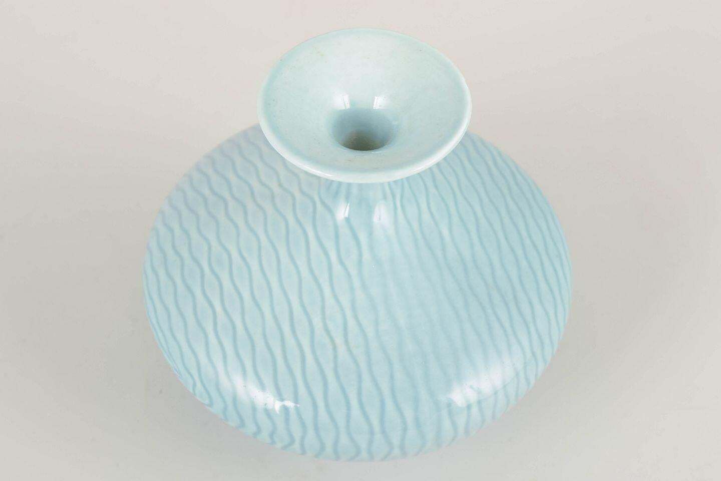 Gunnar Nylund voor Rörstrand. Keramische vaas met turquoiseblauw glazuur. Midden 20e eeuw. photo furniture