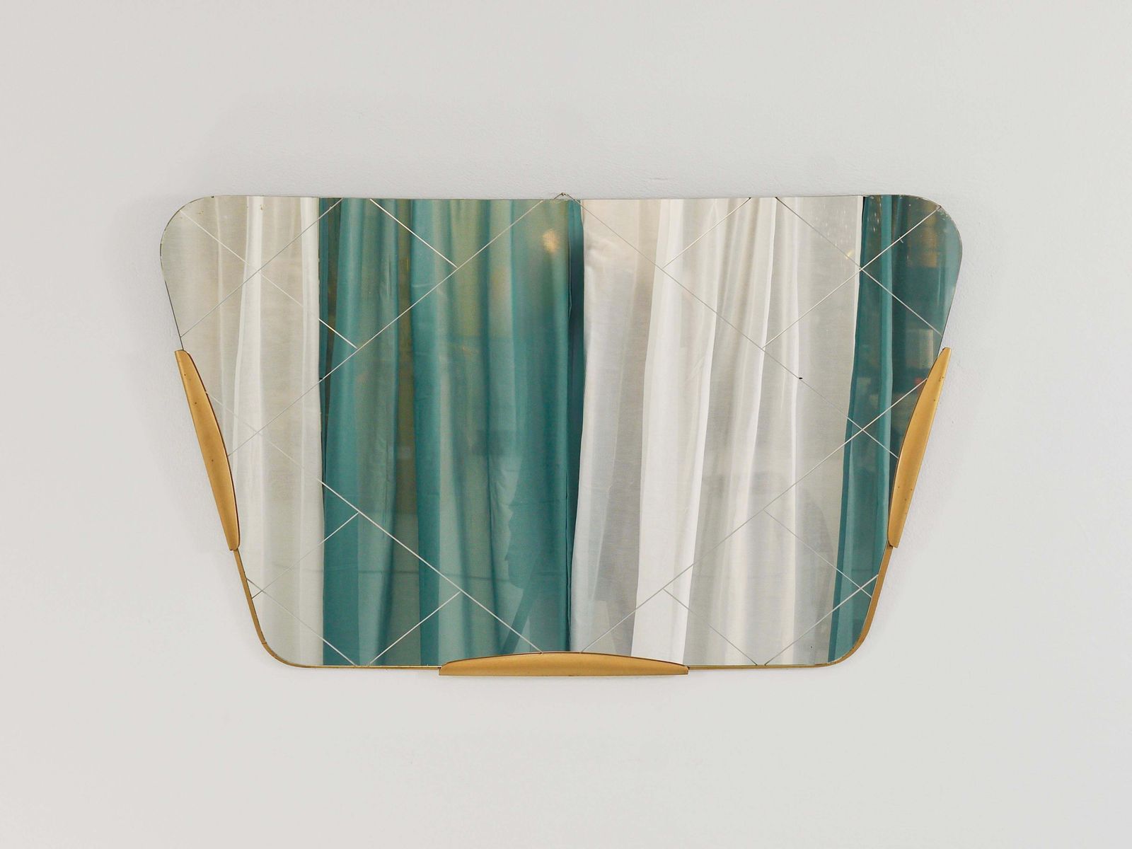 photo for sale Grote trapeziumvormige gouden wandspiegel met gegraveerd ruitpatroon, Oostenrijk, 1950
