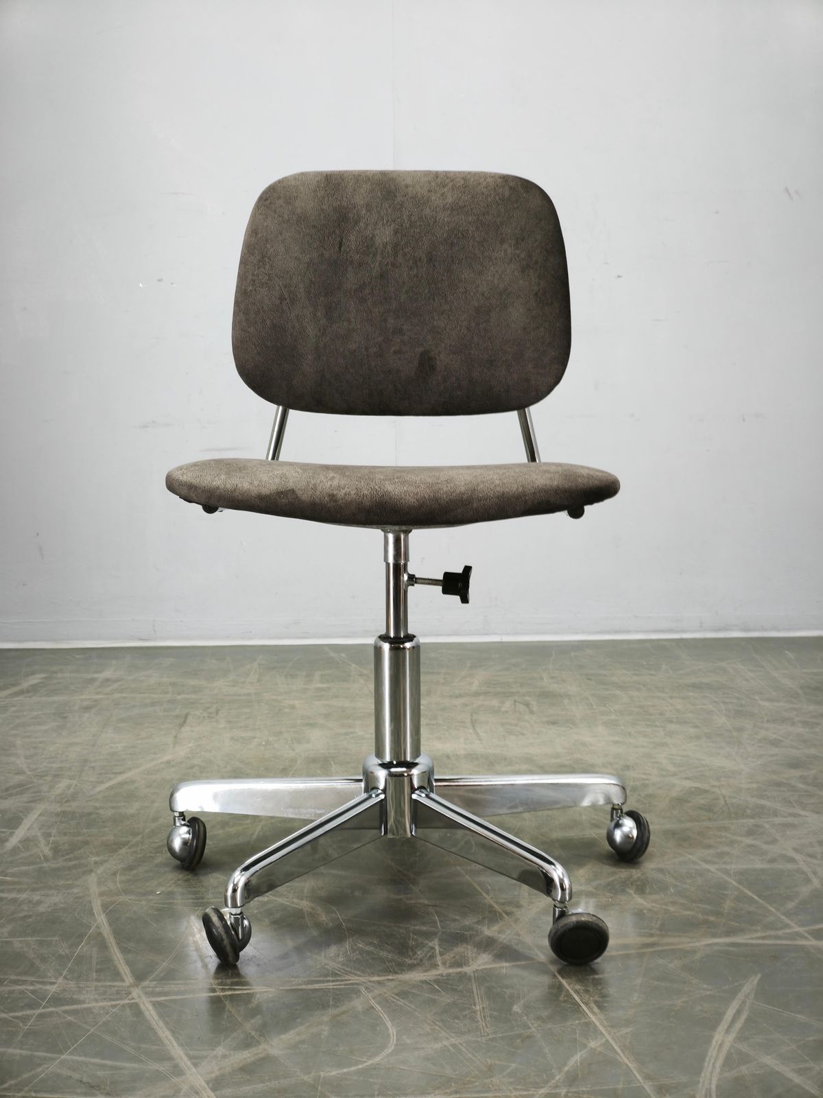 Italiaanse draaibare bureaustoel met chromen onderstel, jaren 1970 photo for sale