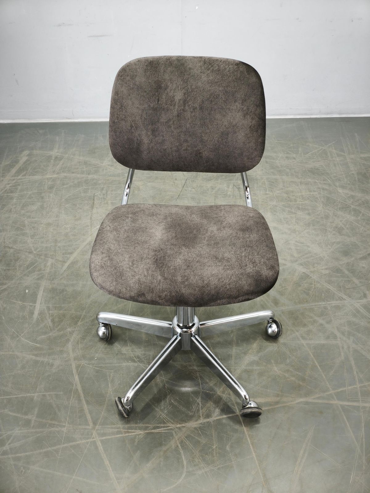 Italiaanse draaibare bureaustoel met chromen onderstel, jaren 1970 photo Meubels