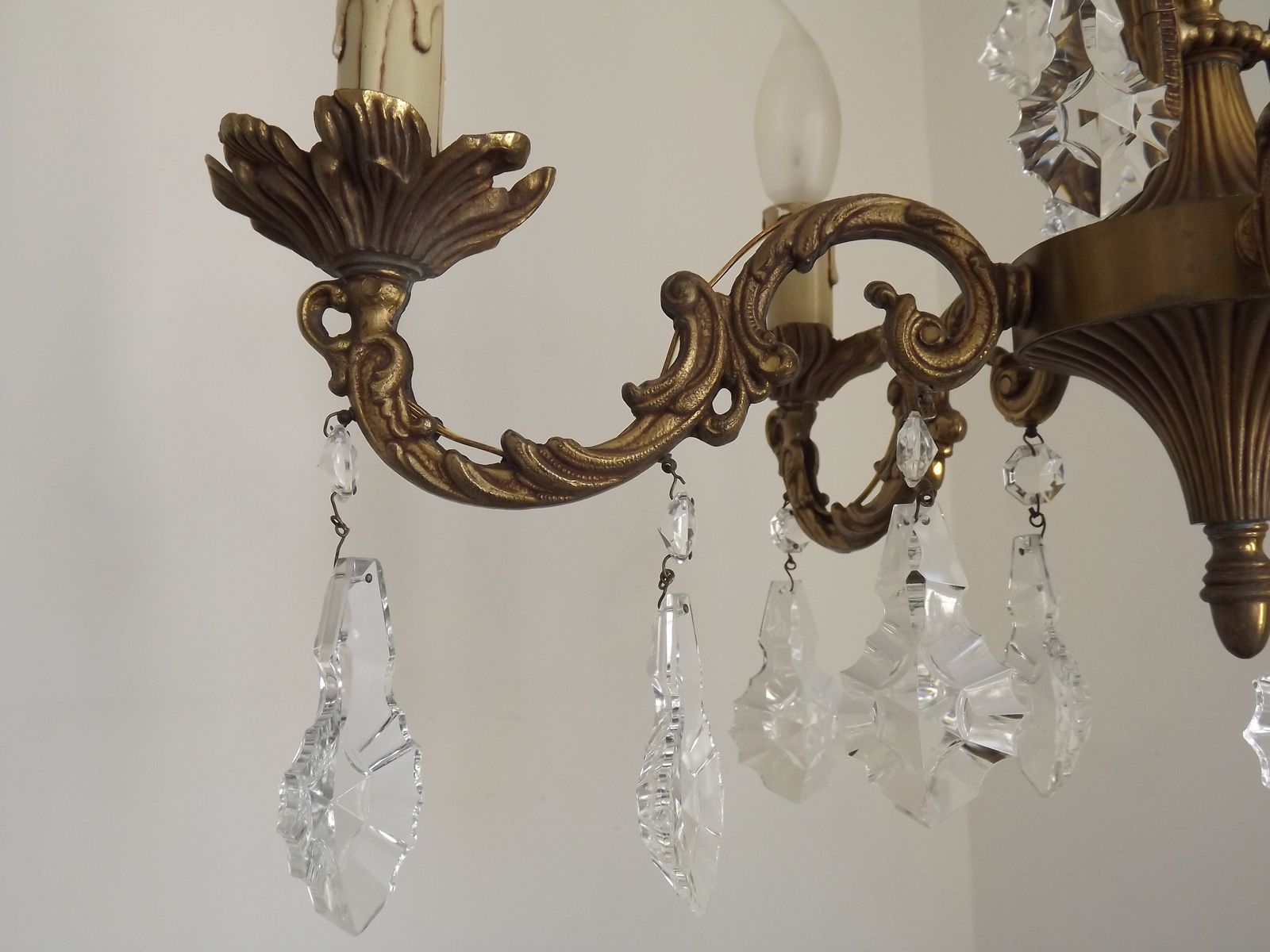 photo furniture Franse Art Nouveau kroonluchter met vijf lichten, driezijdige kristallen kooi in brons