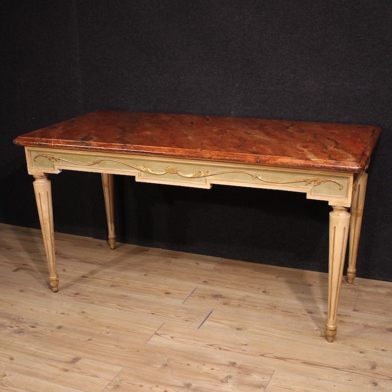 Table de style Louis XVI laquée et peinte, XXe siècle