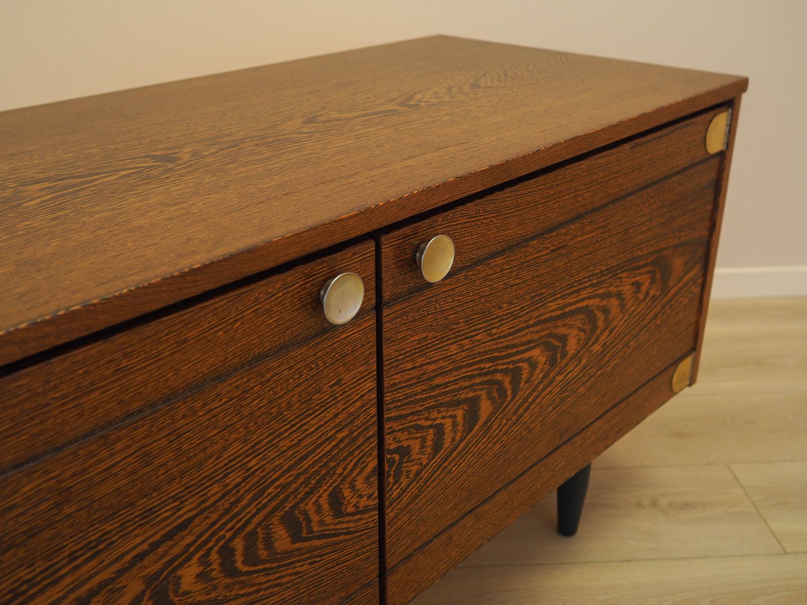 photo furniture Eikenhouten kast, Deens design, jaren 1970, gemaakt in Denemarken