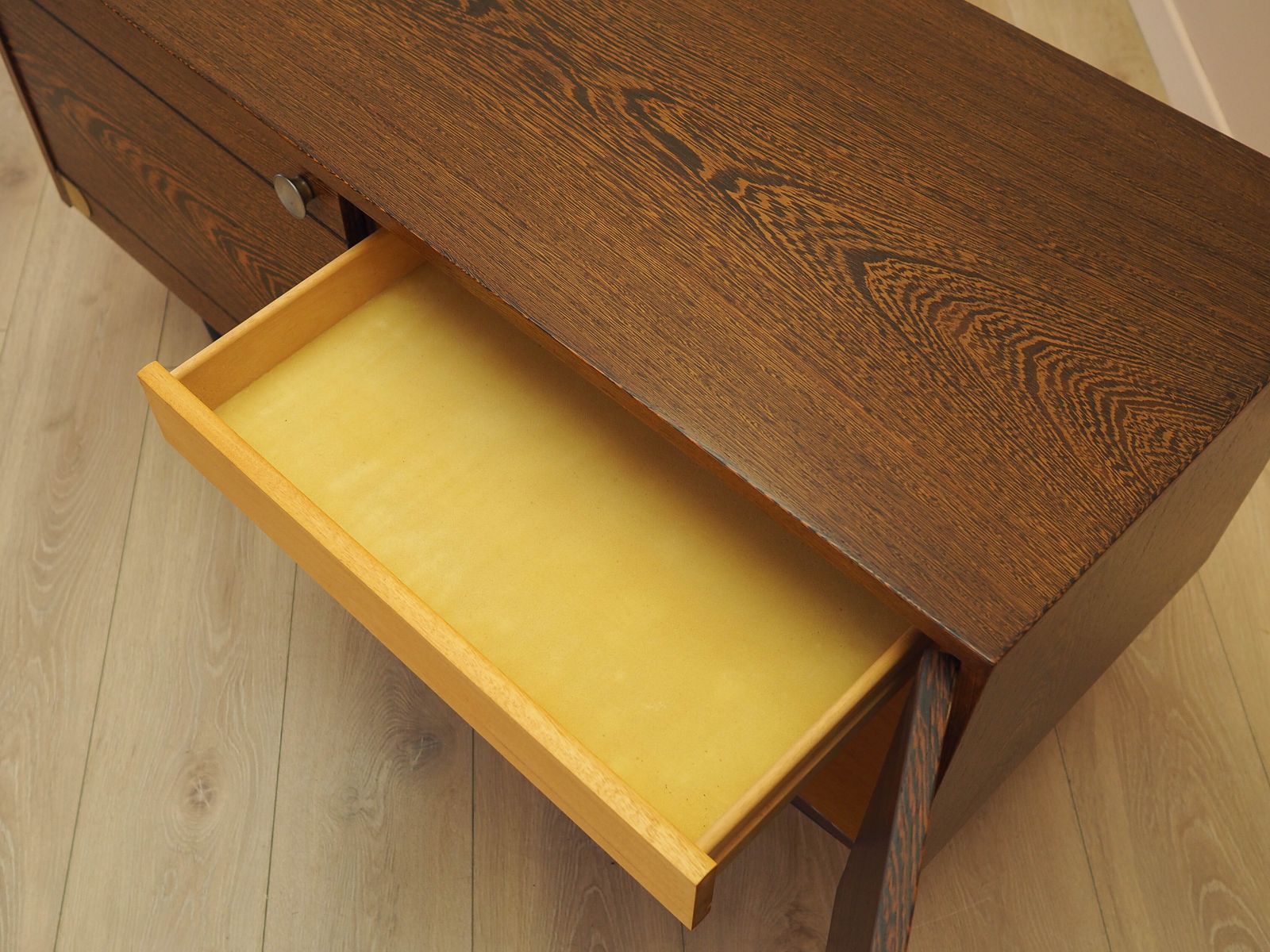 photo for sale Eikenhouten kast, Deens design, jaren 1970, gemaakt in Denemarken