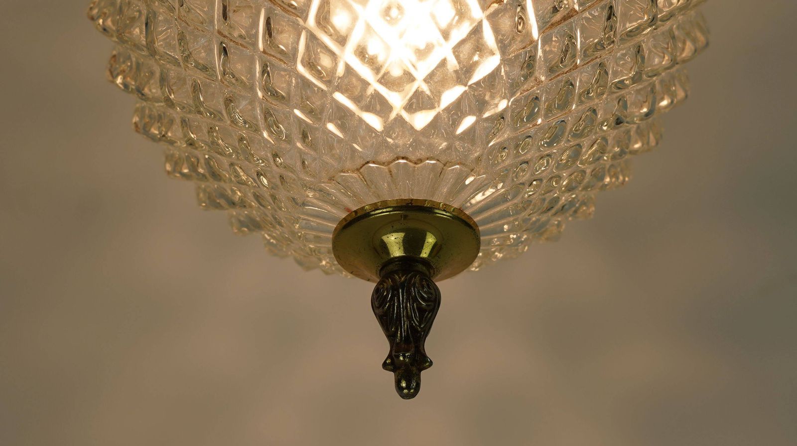 Plafonnier mid-century belge en verre texturé et aluminium doré, années 1970 photo Luminaires