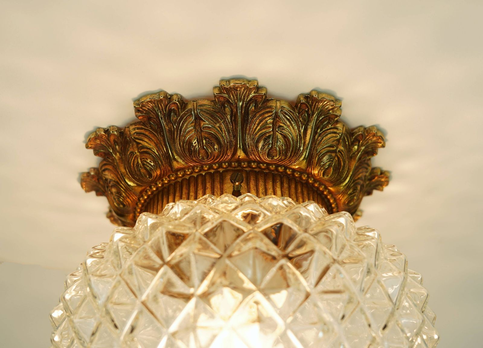 photo furniture Mid-Century Belgische Plafondlamp met Structuurglas in Verguld Aluminium, ca. jaren 1970