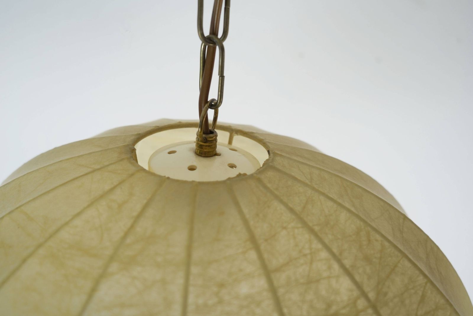 photo furniture Moderne cocoonvormige hanglamp uit de mid-century periode, jaren 1970
