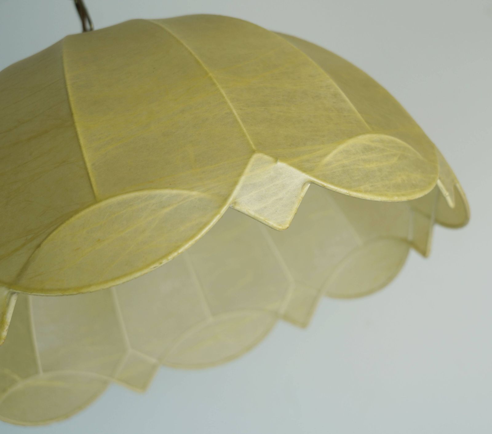 photo vinterior Moderne cocoonvormige hanglamp uit de mid-century periode, jaren 1970
