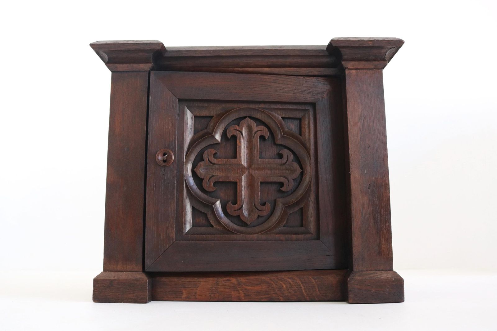 photo furniture Antiek gotisch eikenhouten tabernakelkastje | Handgesneden kerkelijk kastje met sleutel