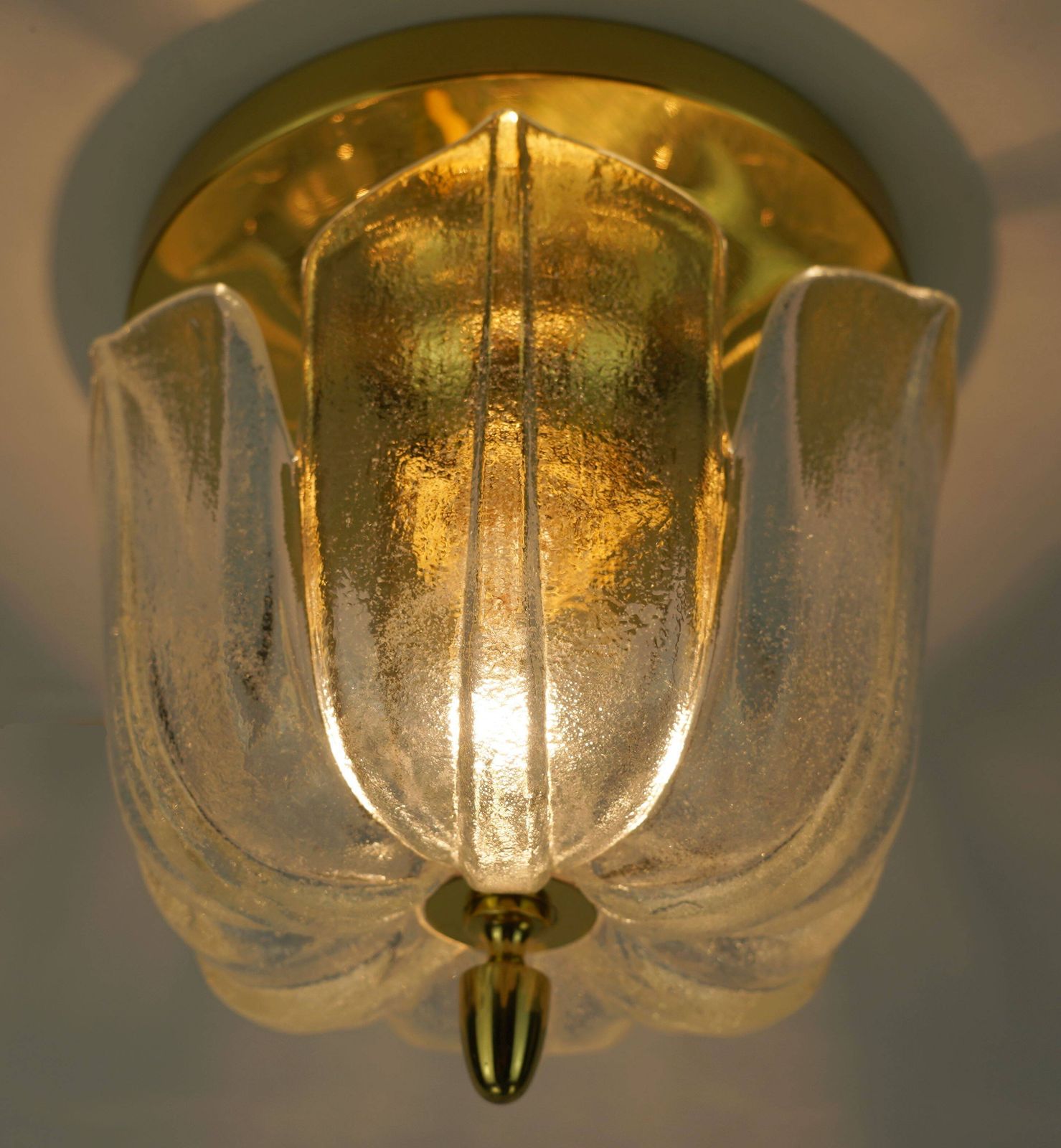 photo vinterior Limburg Plafondlamp Model A475 3031 Bloemvormige Glazen Kap En Messing 70s