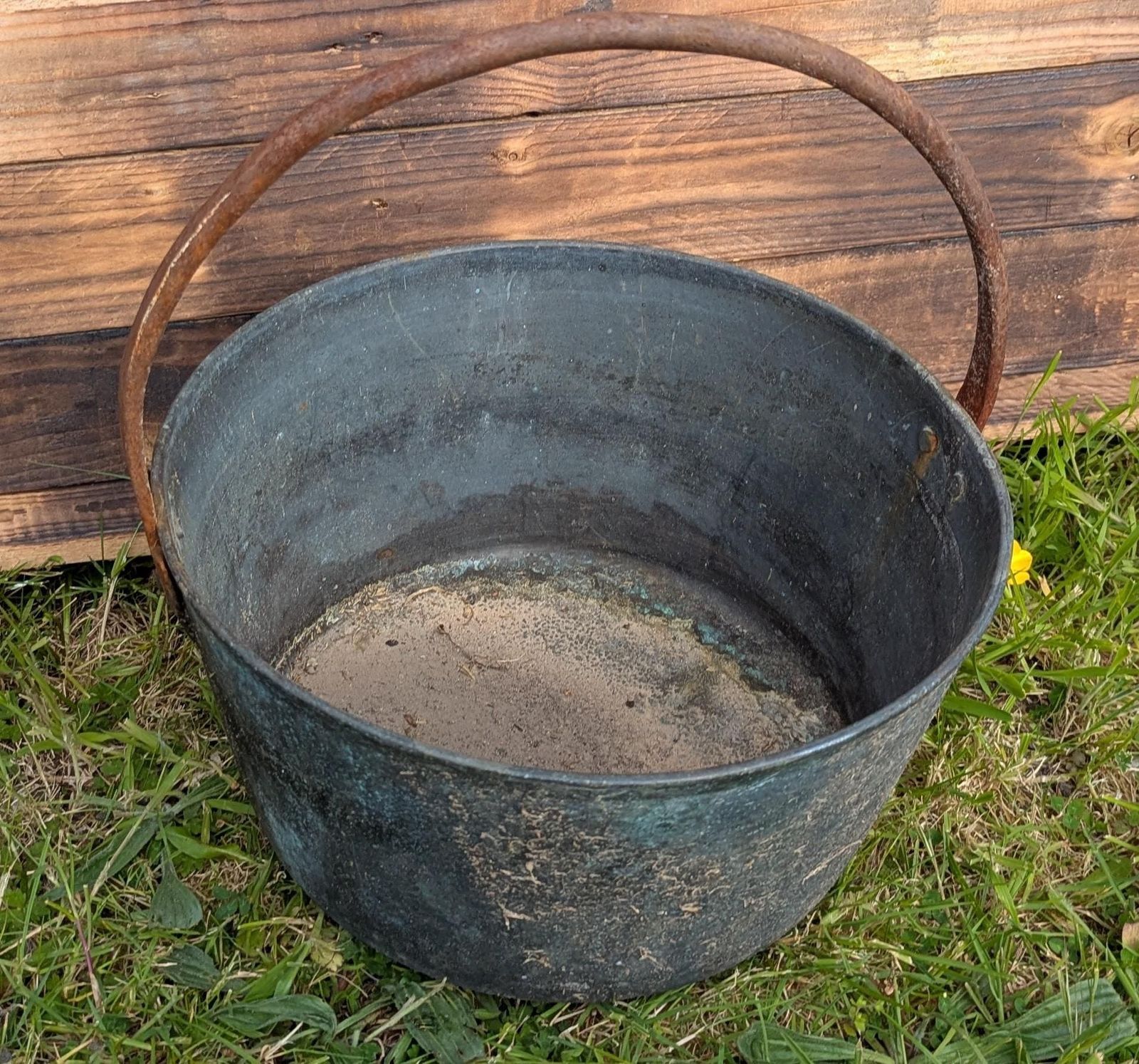 photo furniture Grand pot d'époque en fonte, cache-pot