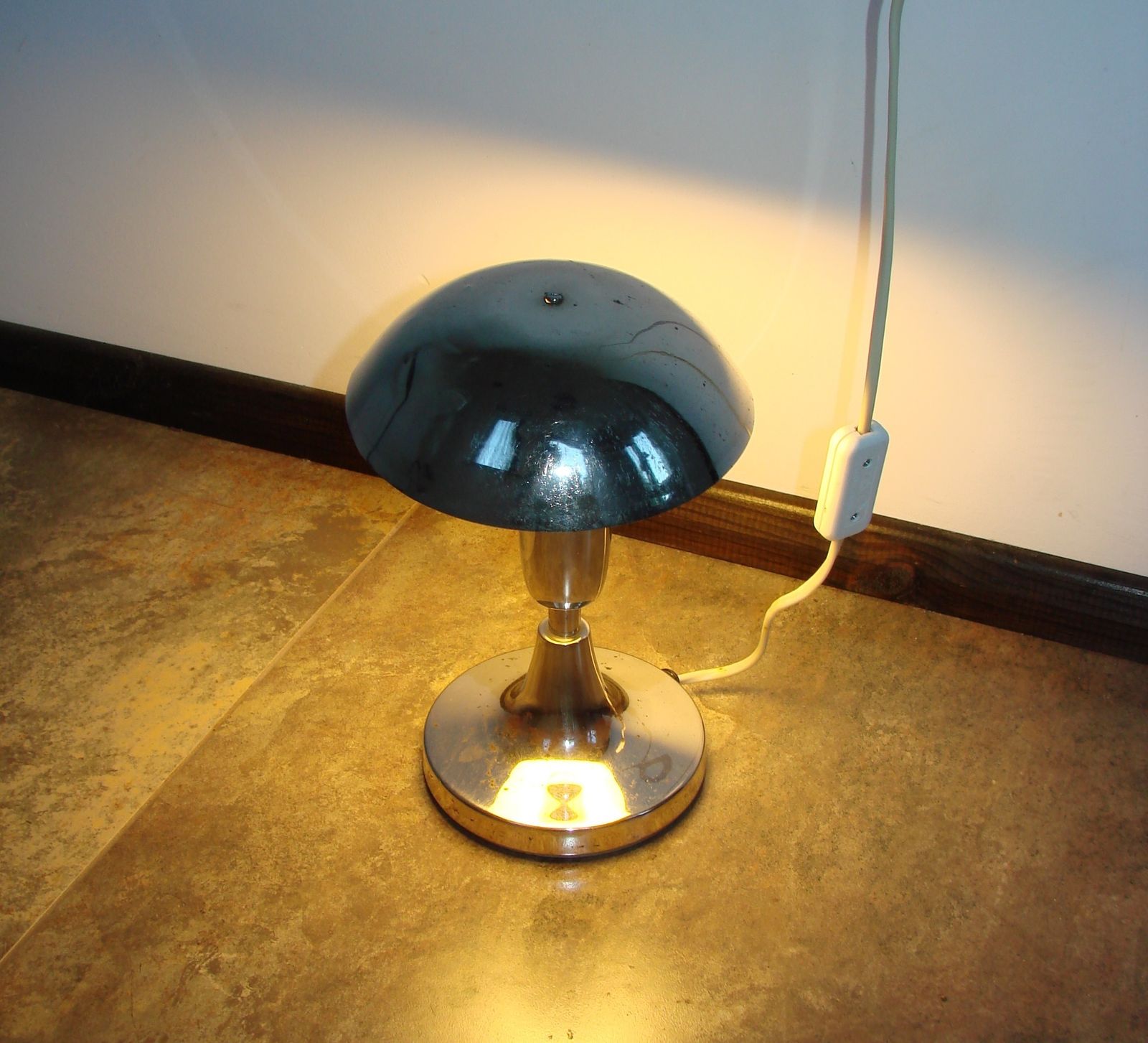 Een Poolse 'Mushroom' tafellamp uit de jaren 1960. photo for sale