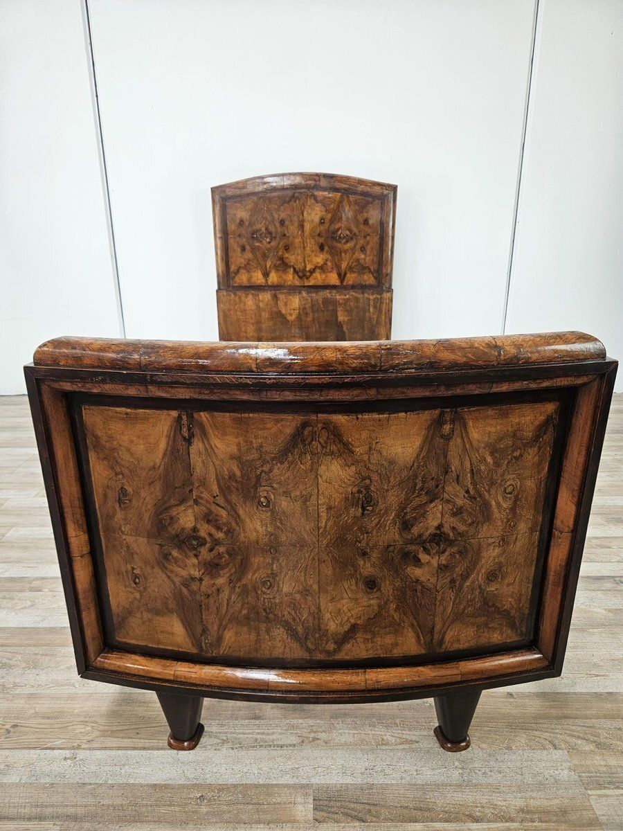 photo furniture Art Deco Toscaans eenpersoons bed in bruyèrehout, 1940