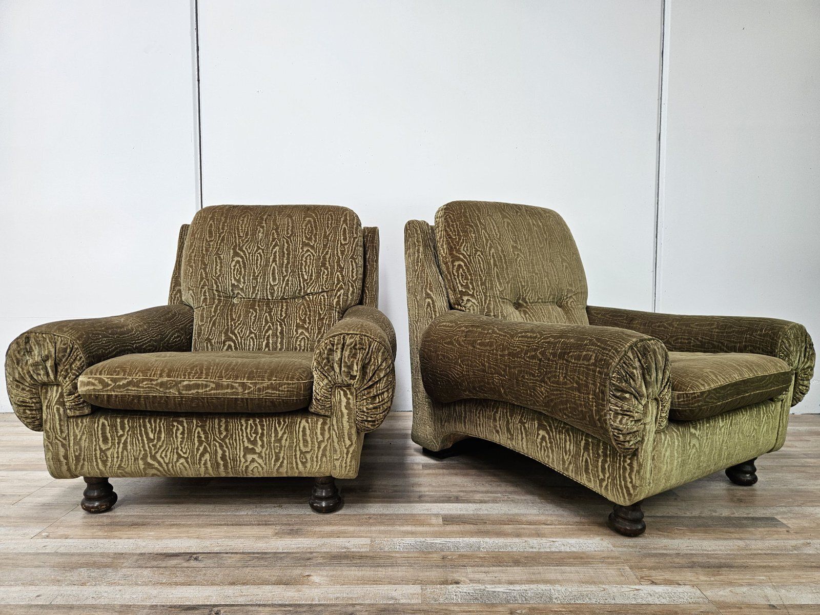 Fauteuils de salon vintage italiens en tissu vert, piètement en bois, 1970, lot de 2