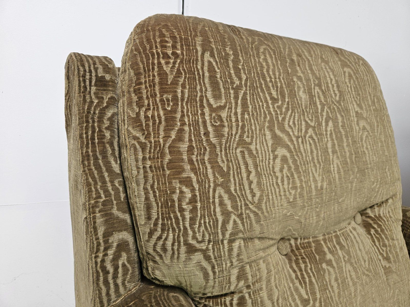 Fauteuils de salon vintage italiens en tissu vert, piètement en bois, 1970, lot de 2 photo vintage