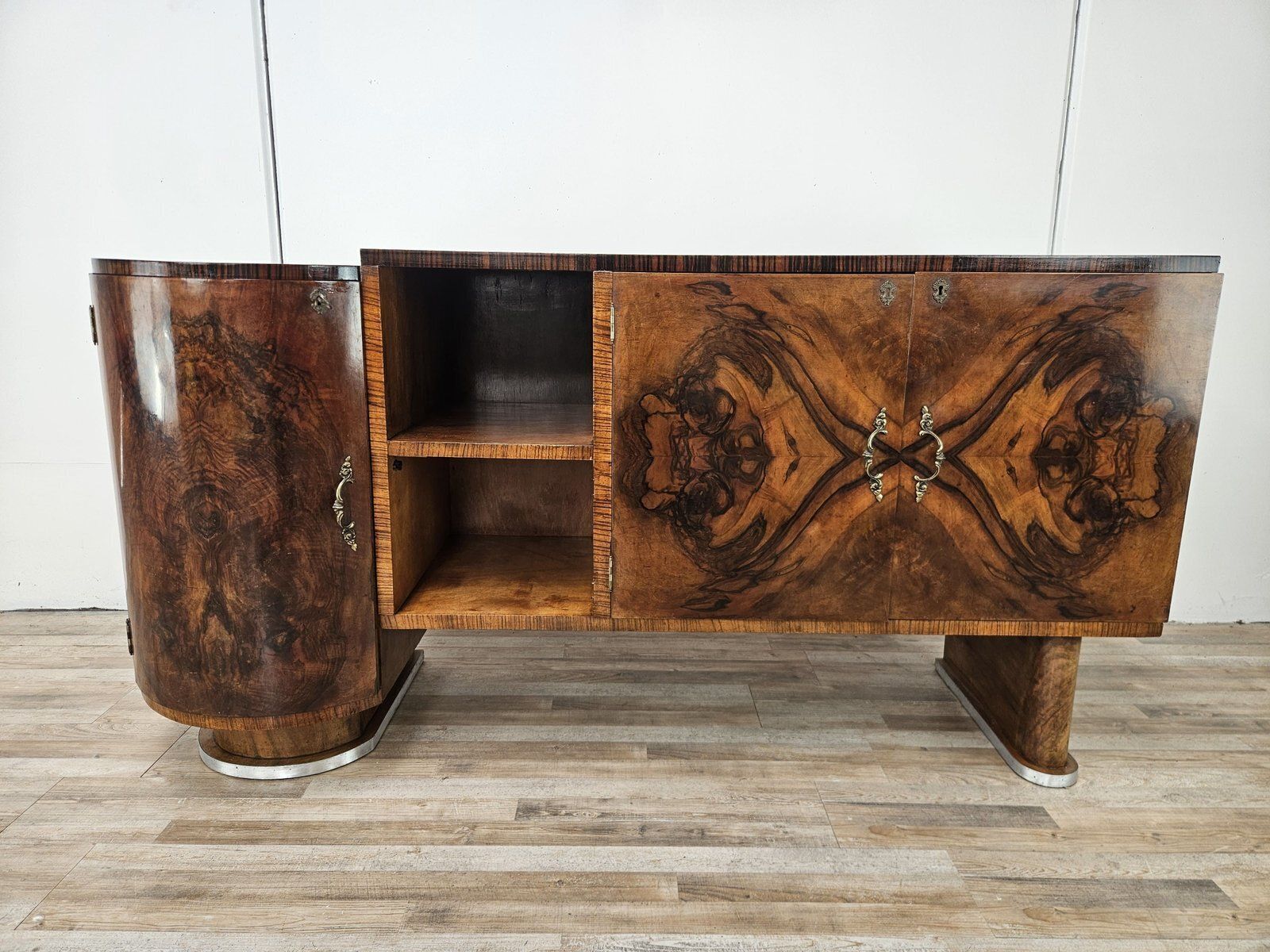 Buffet Art déco en noyer et bruyère, base en aluminium, 1940