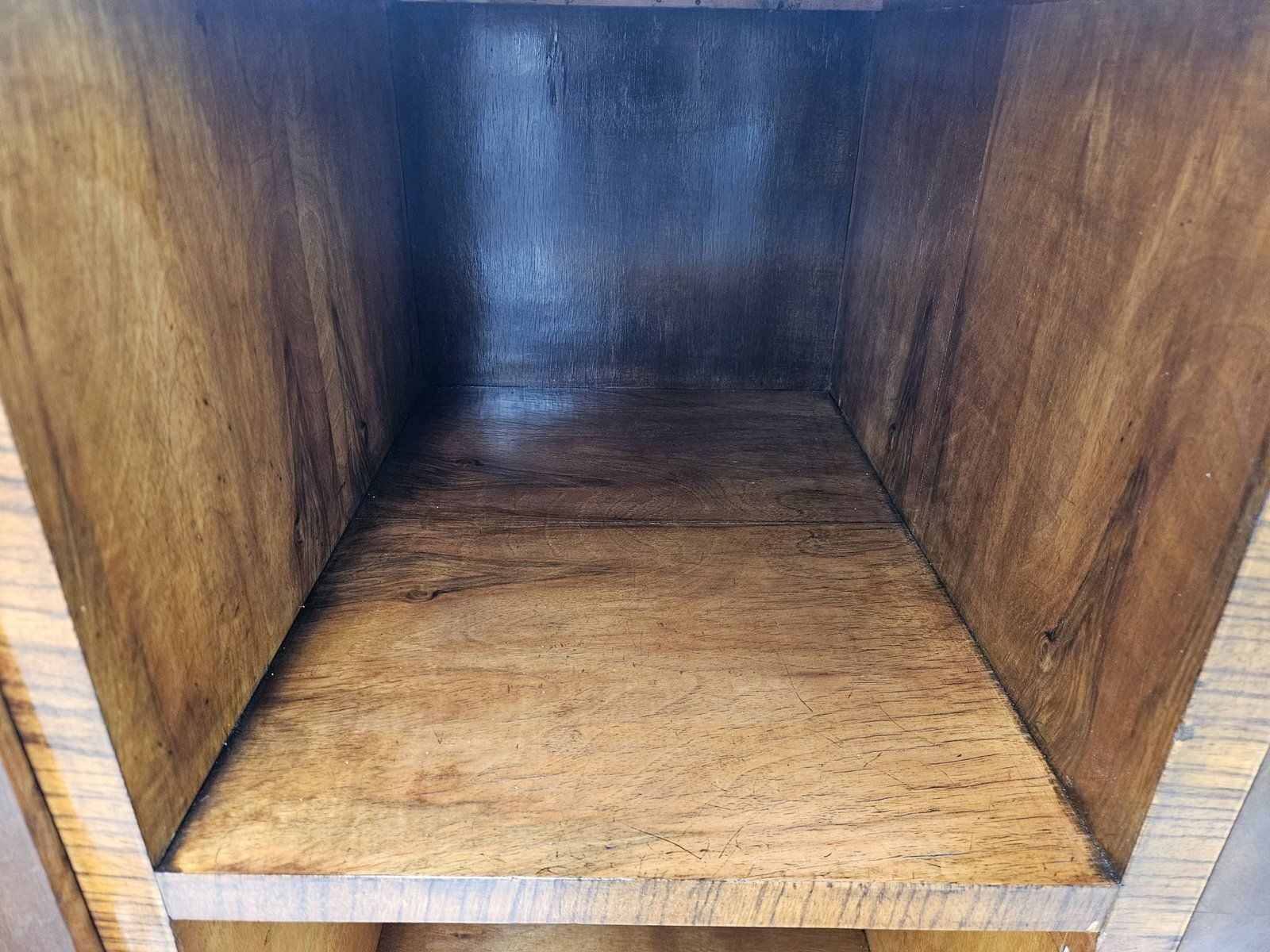 photo vintage Buffet Art déco en noyer et bruyère, base en aluminium, 1940